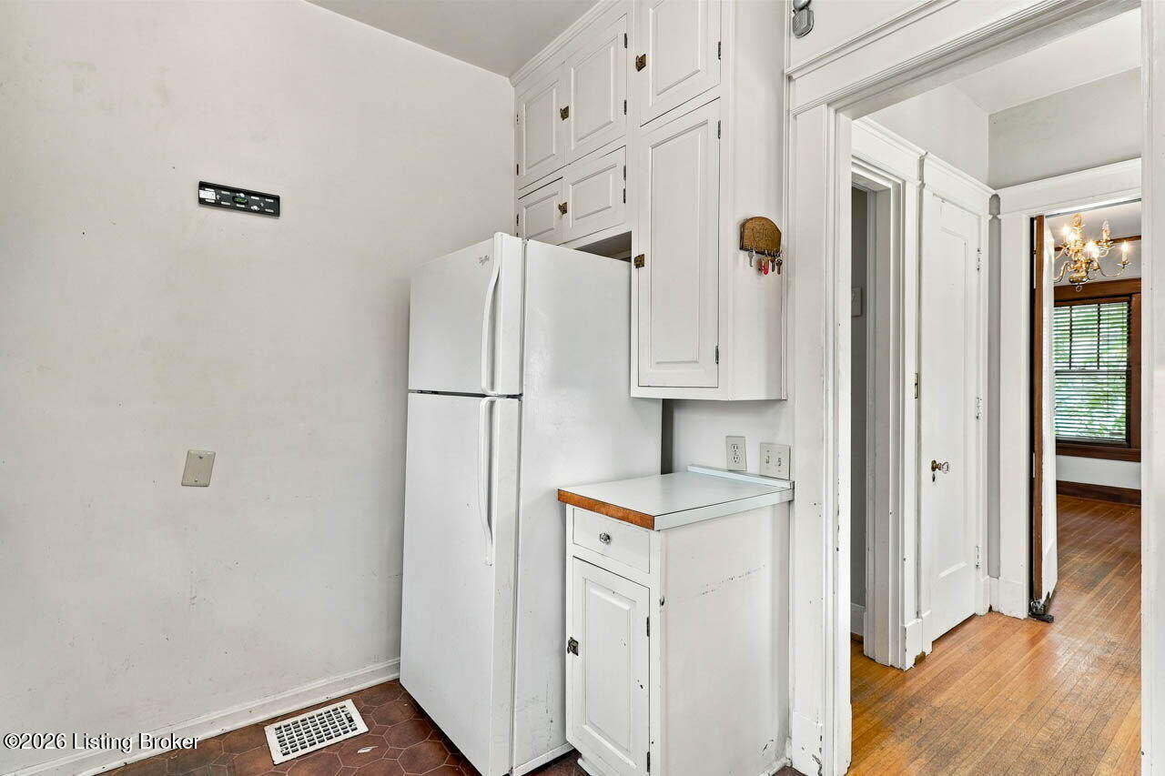 2156 Gladstone Ave Property Photo 11