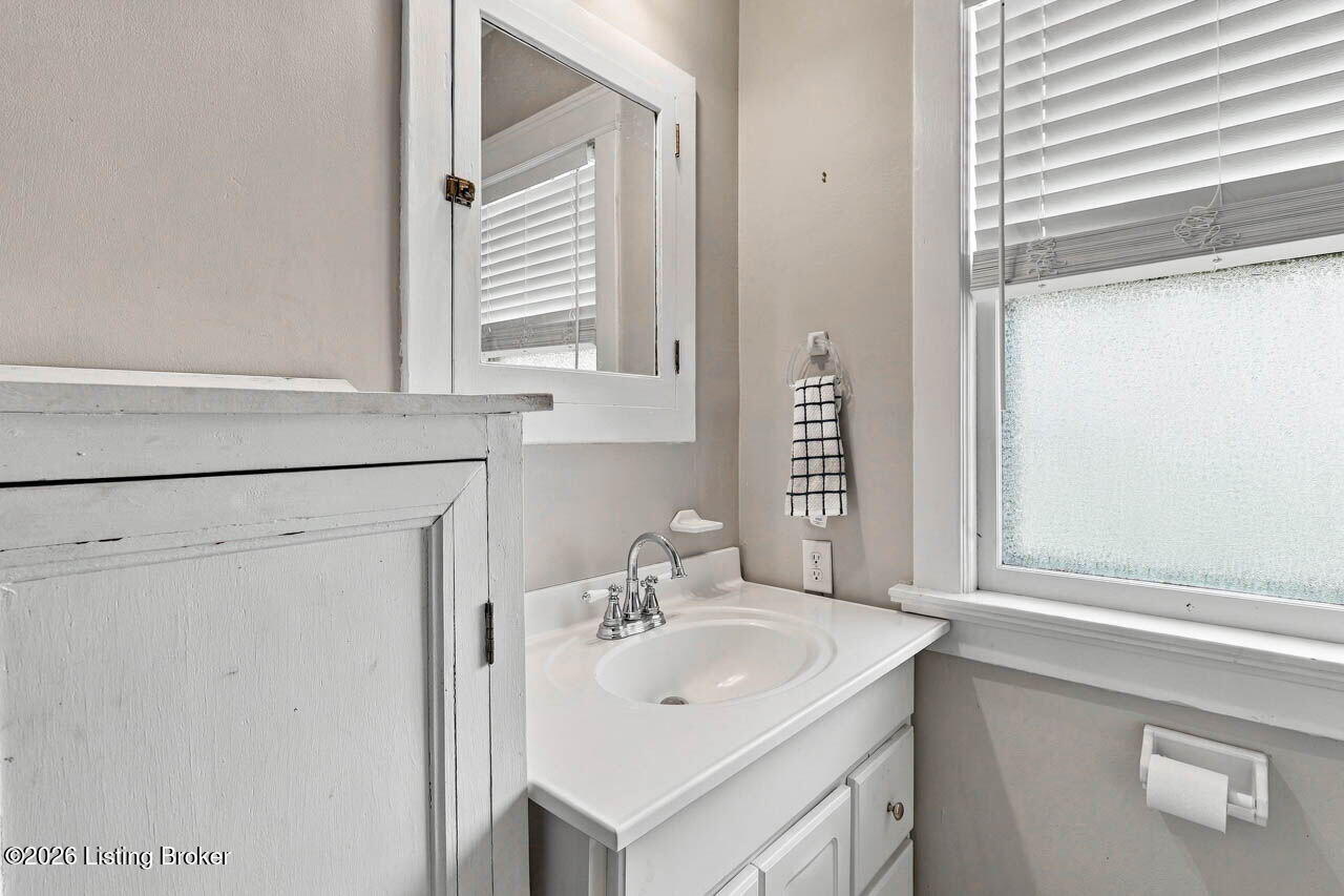 2156 Gladstone Ave Property Photo 15