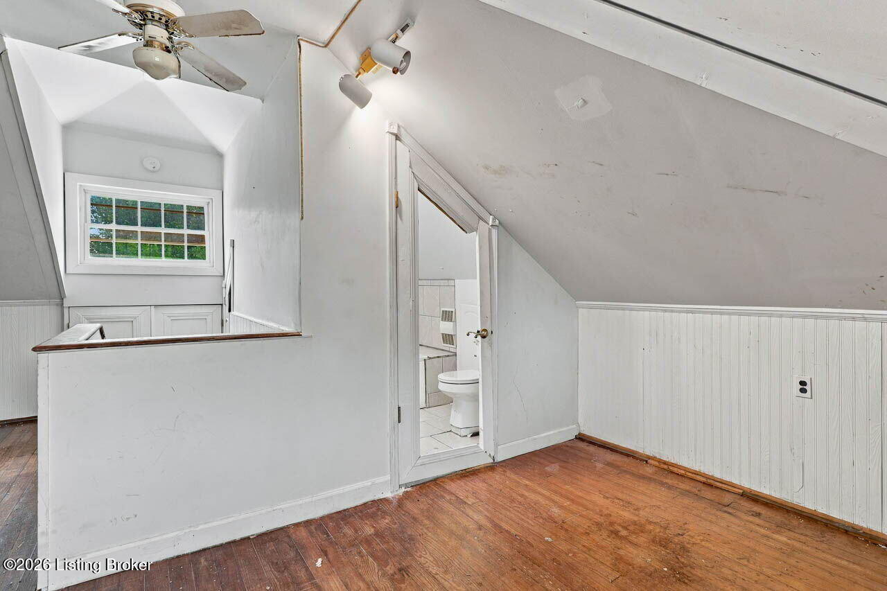 2156 Gladstone Ave Property Photo 21