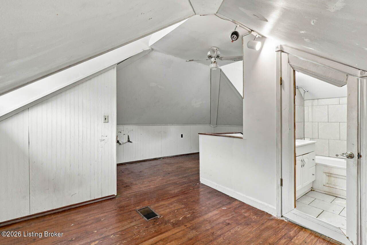 2156 Gladstone Ave Property Photo 22