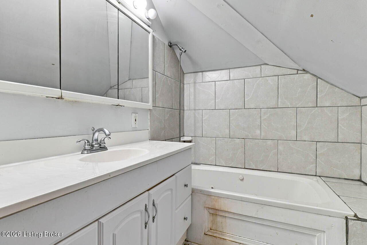 2156 Gladstone Ave Property Photo 23