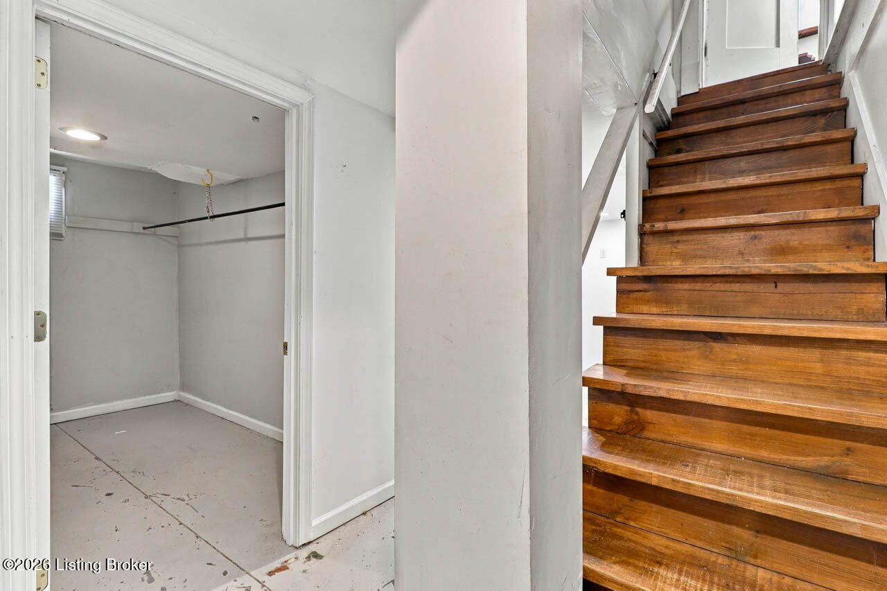 2156 Gladstone Ave Property Photo 24