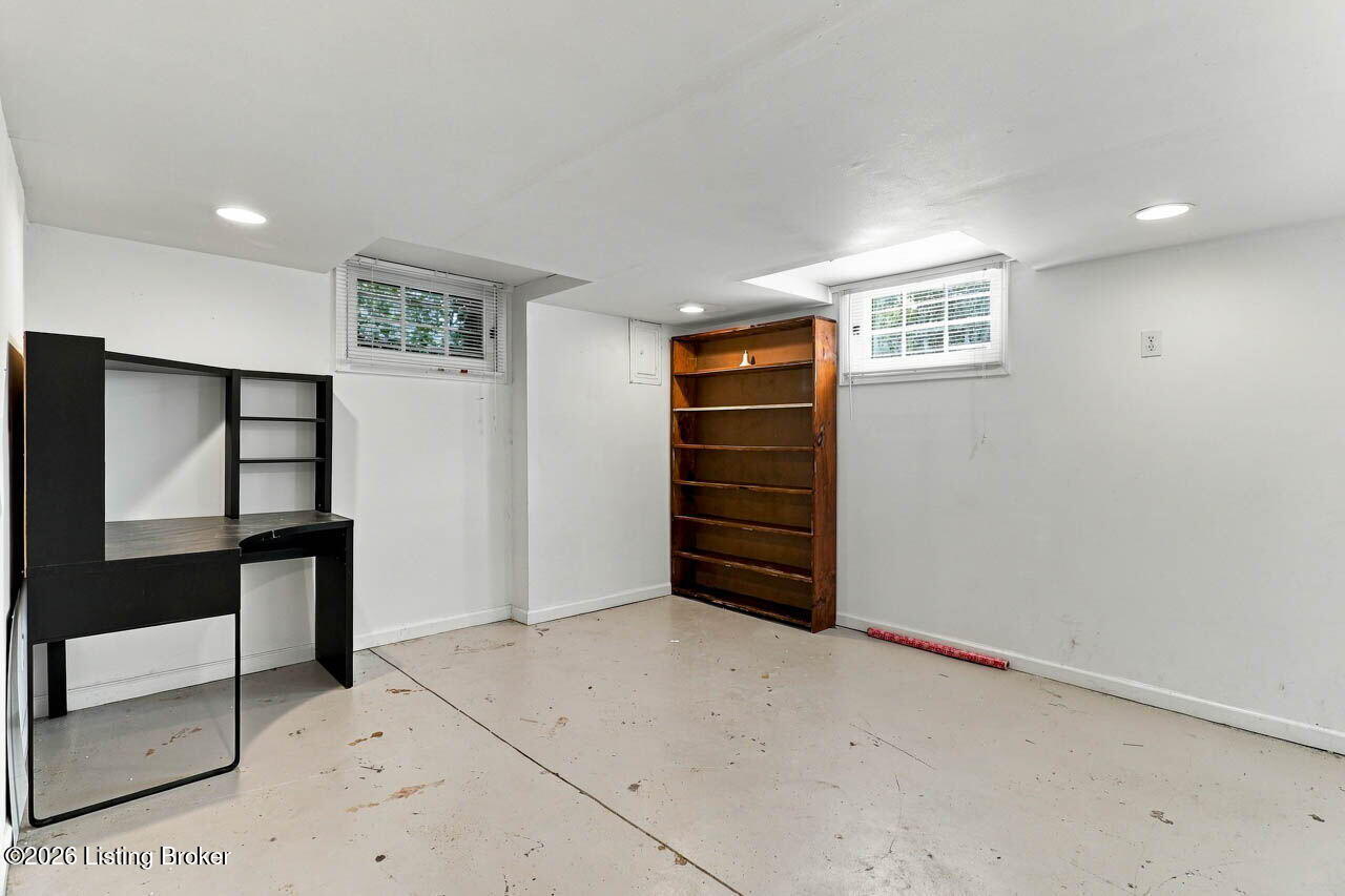 2156 Gladstone Ave Property Photo 25