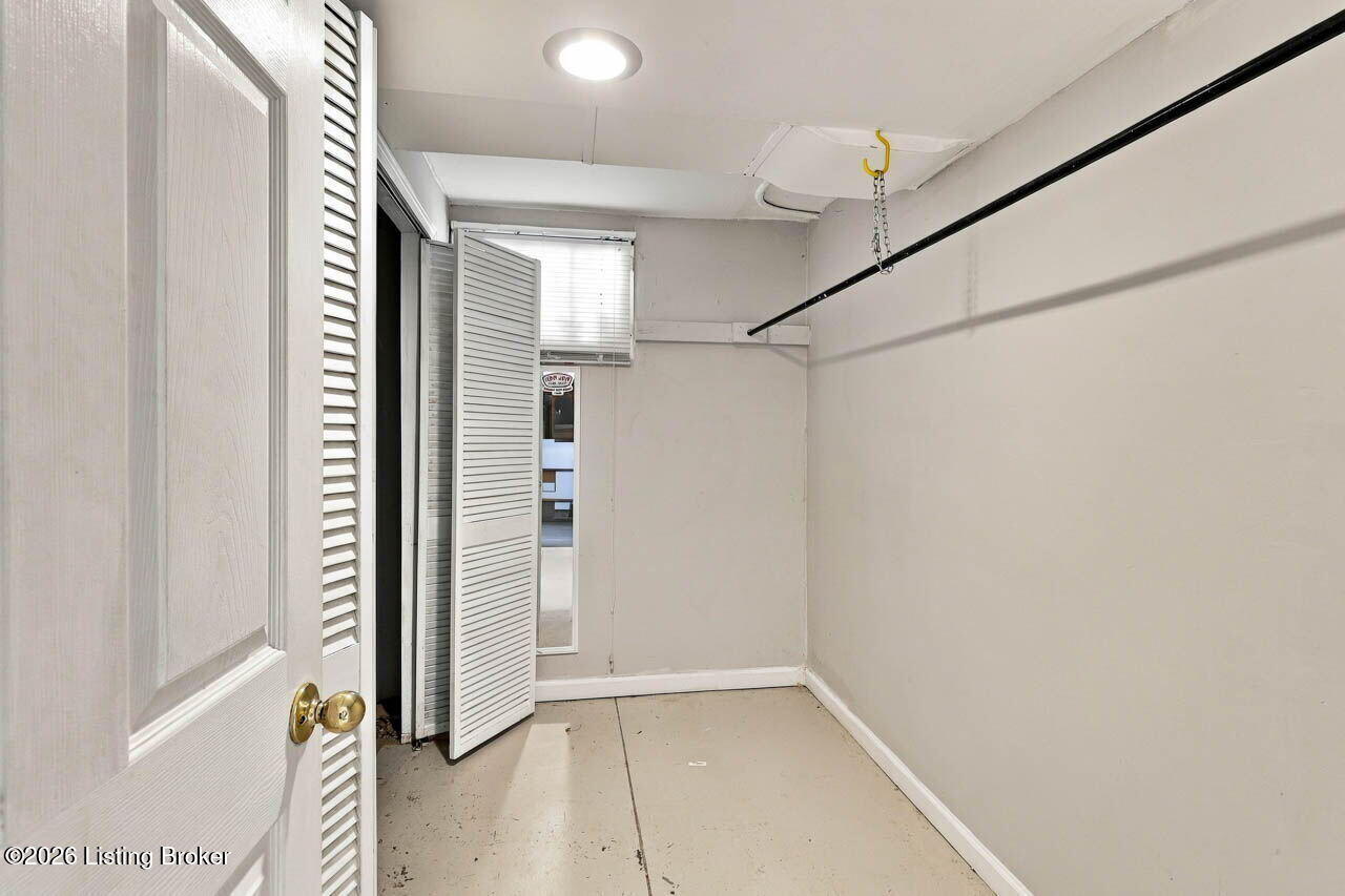 2156 Gladstone Ave Property Photo 30