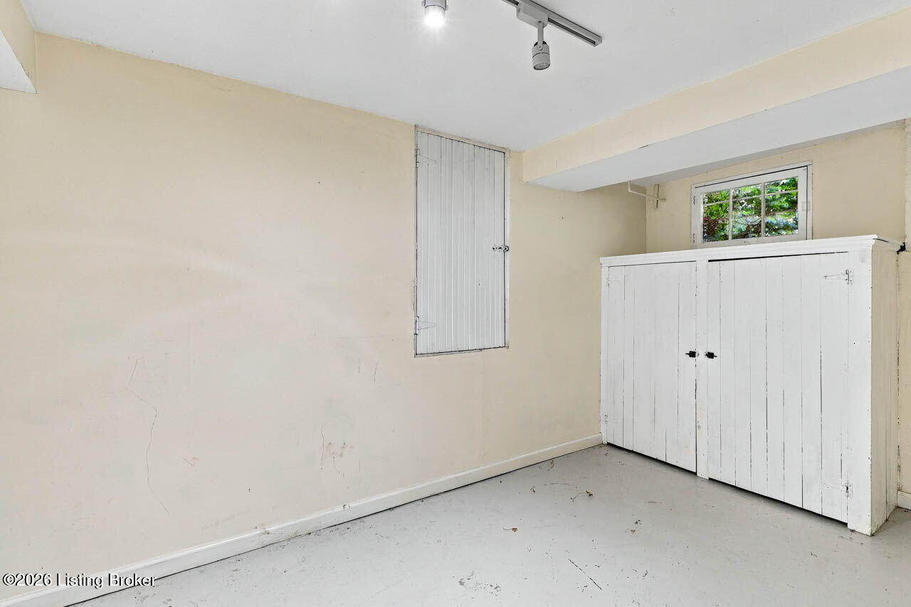 2156 Gladstone Ave Property Photo 31