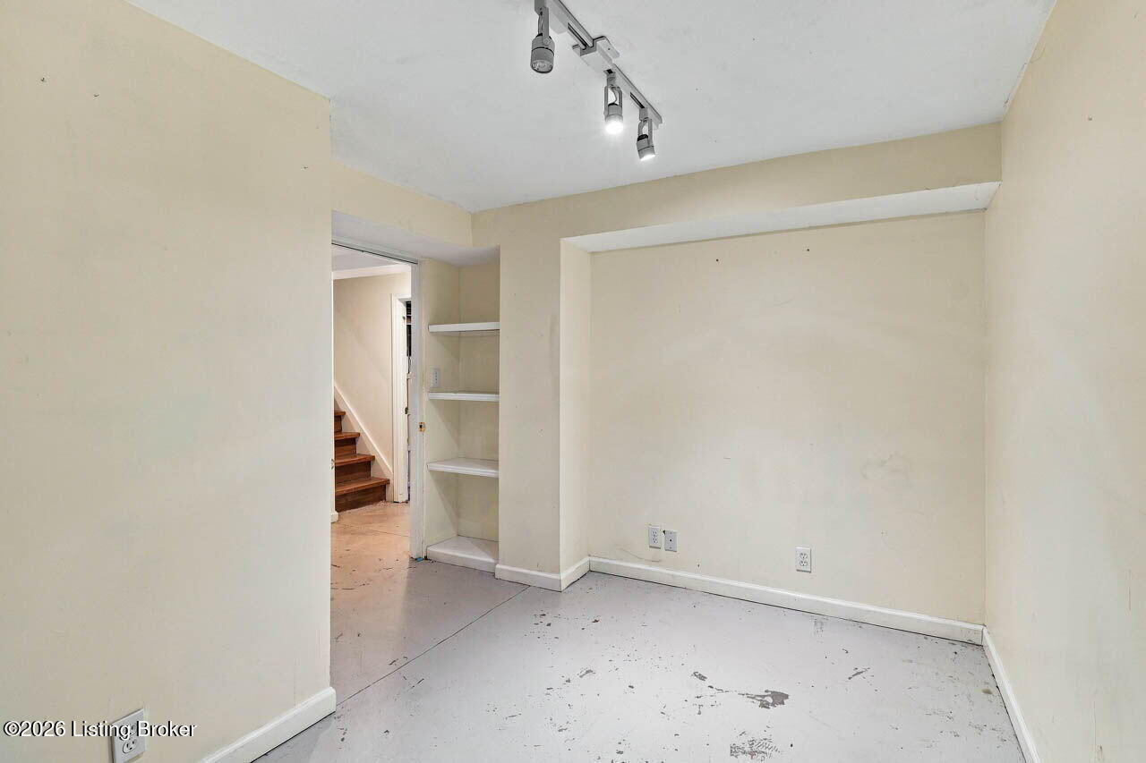 2156 Gladstone Ave Property Photo 32