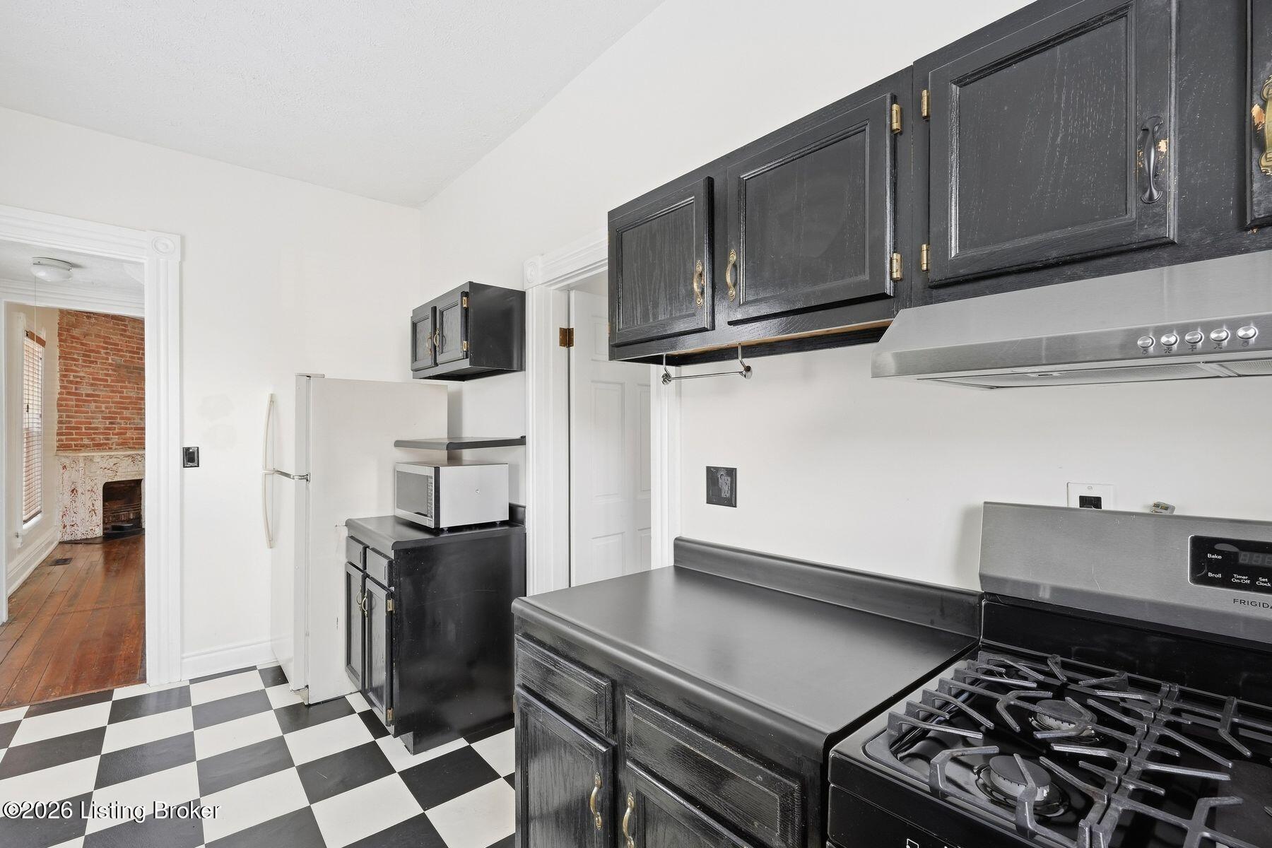 1521 Morton Ave Property Photo 11