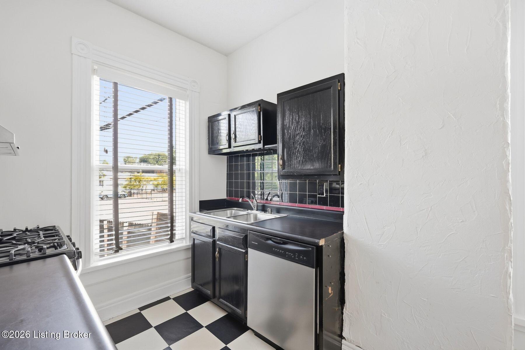 1521 Morton Ave Property Photo 12