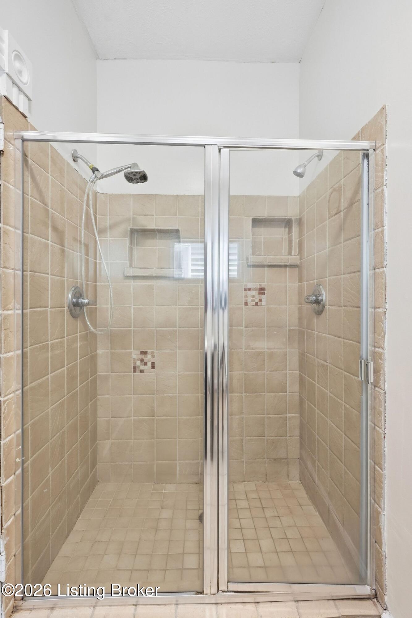 1521 Morton Ave Property Photo 15