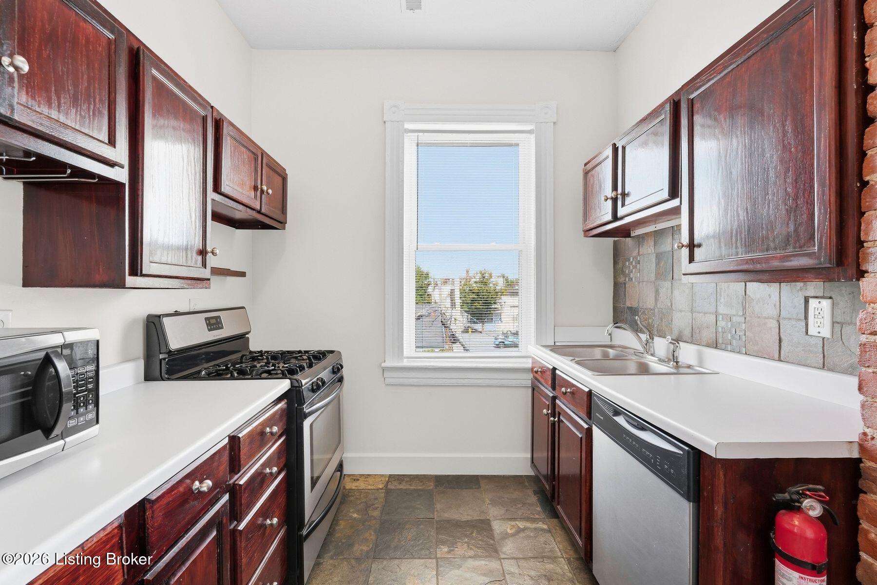 1521 Morton Ave Property Photo 23