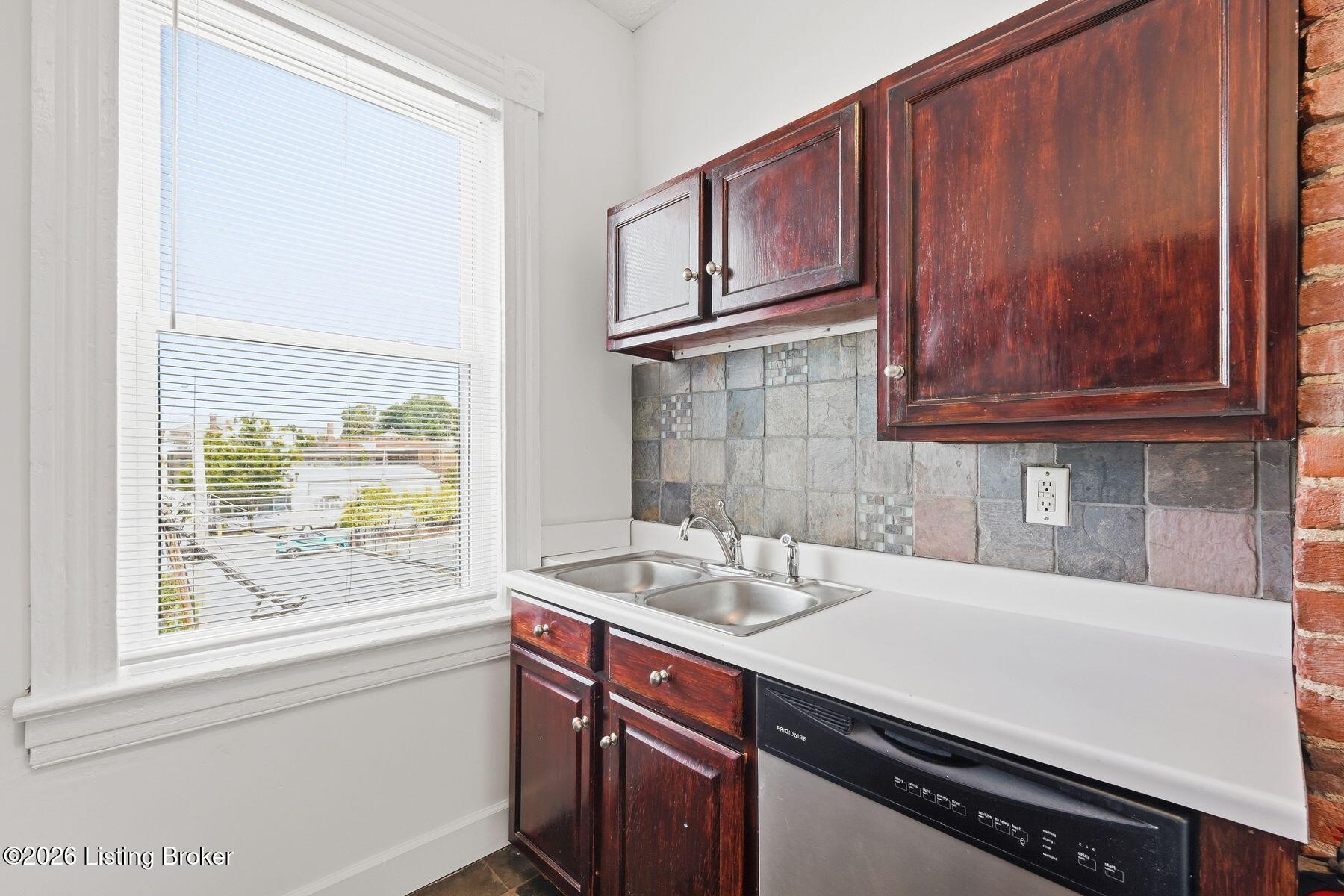 1521 Morton Ave Property Photo 24
