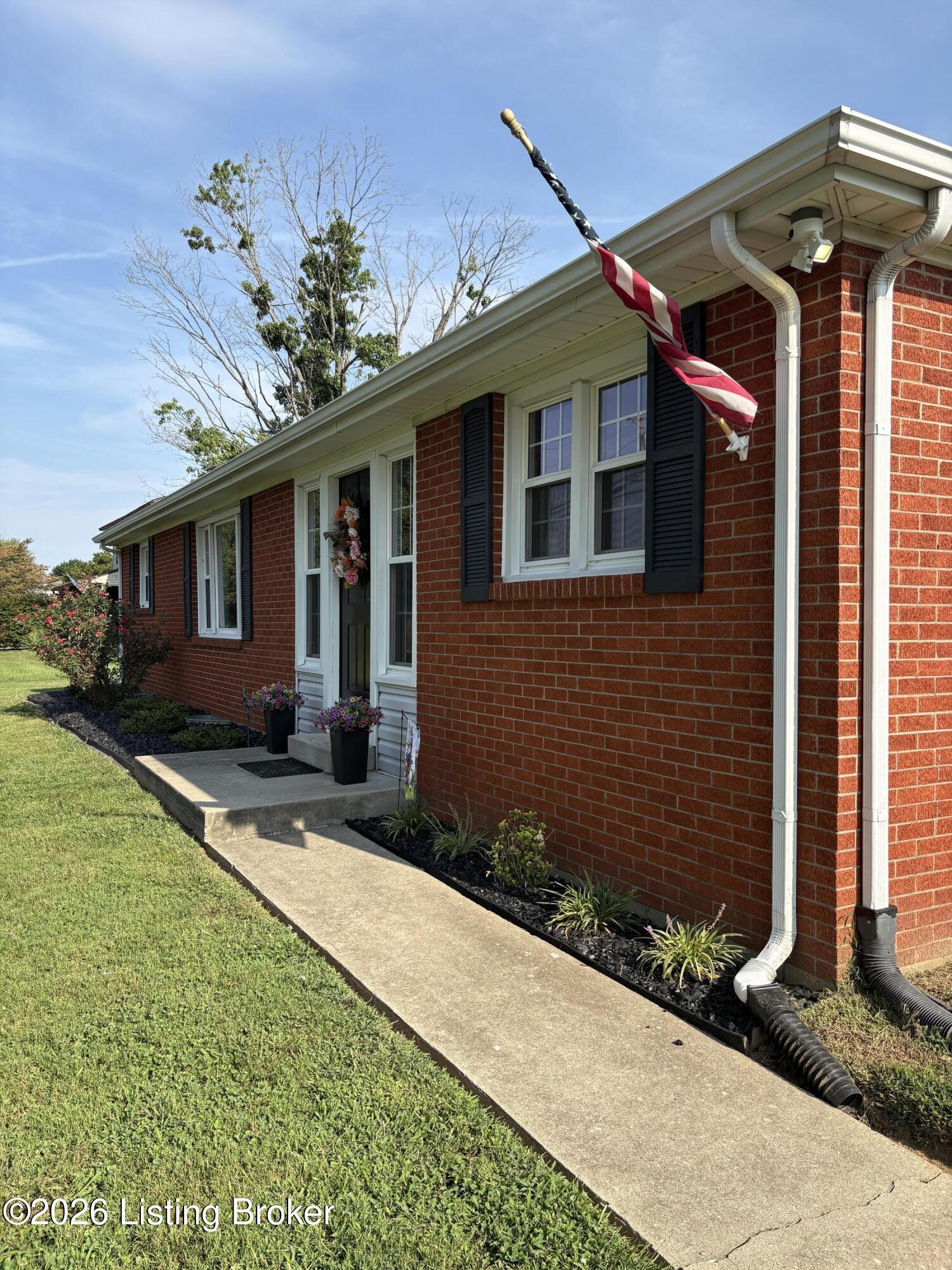 2574 Zoneton Rd Property Photo 2