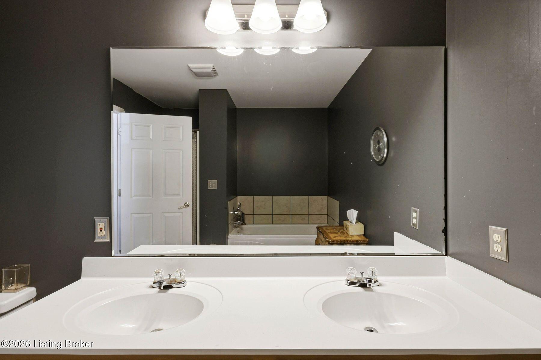 225 Crescent Hill Pl Apt 211 Property Photo 26