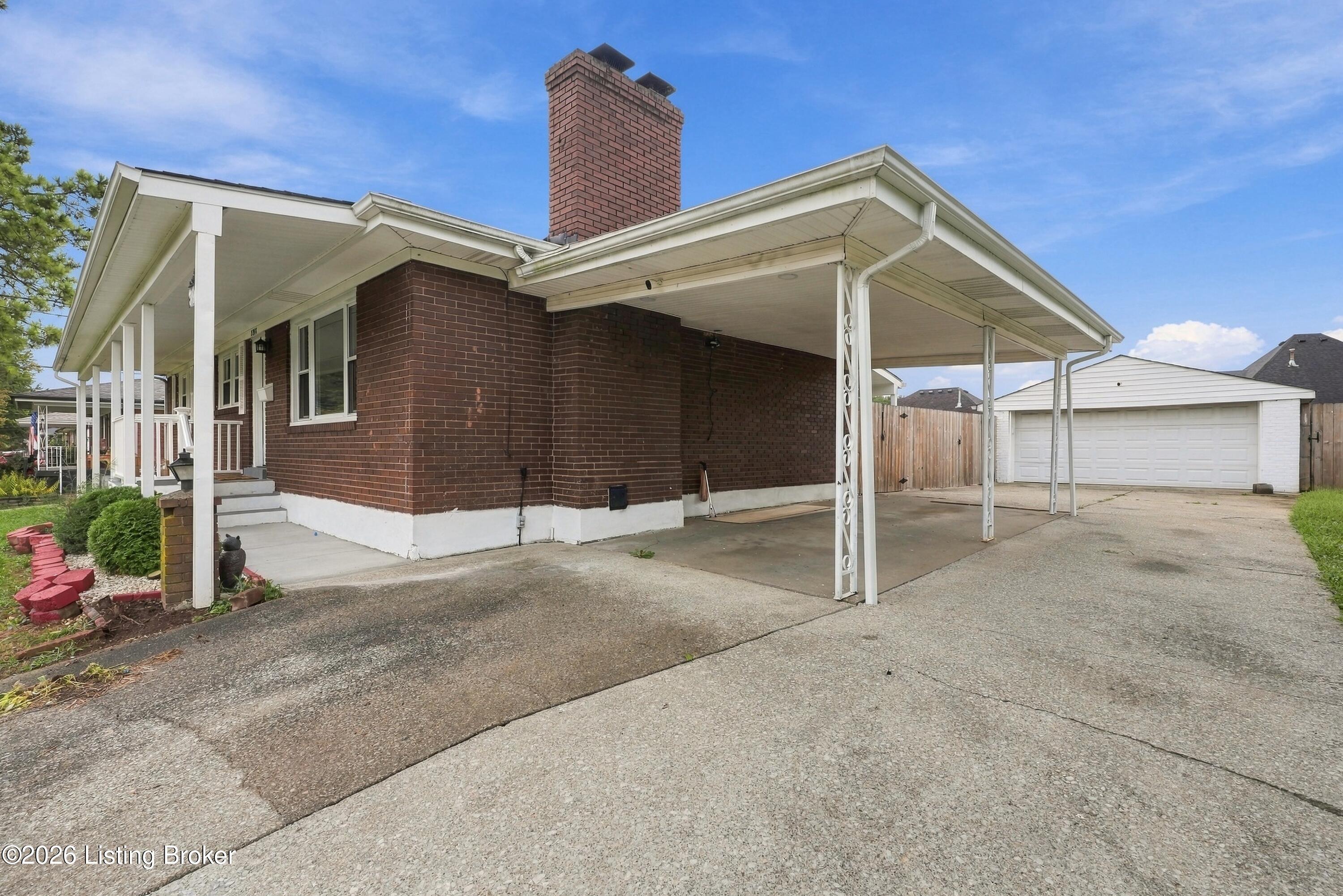 5918 Bay Pine Dr Property Photo 3