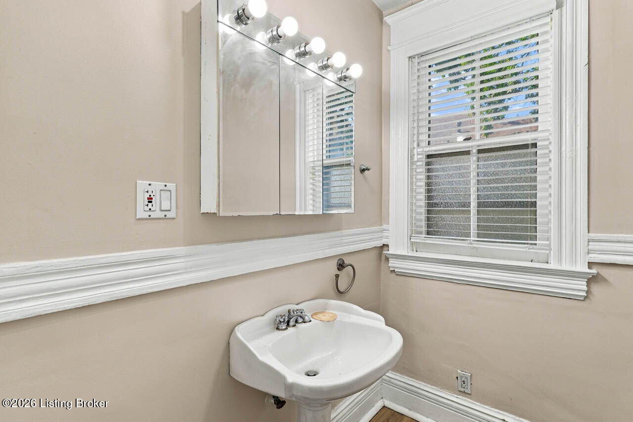 2063 Sherwood Ave Property Photo 21