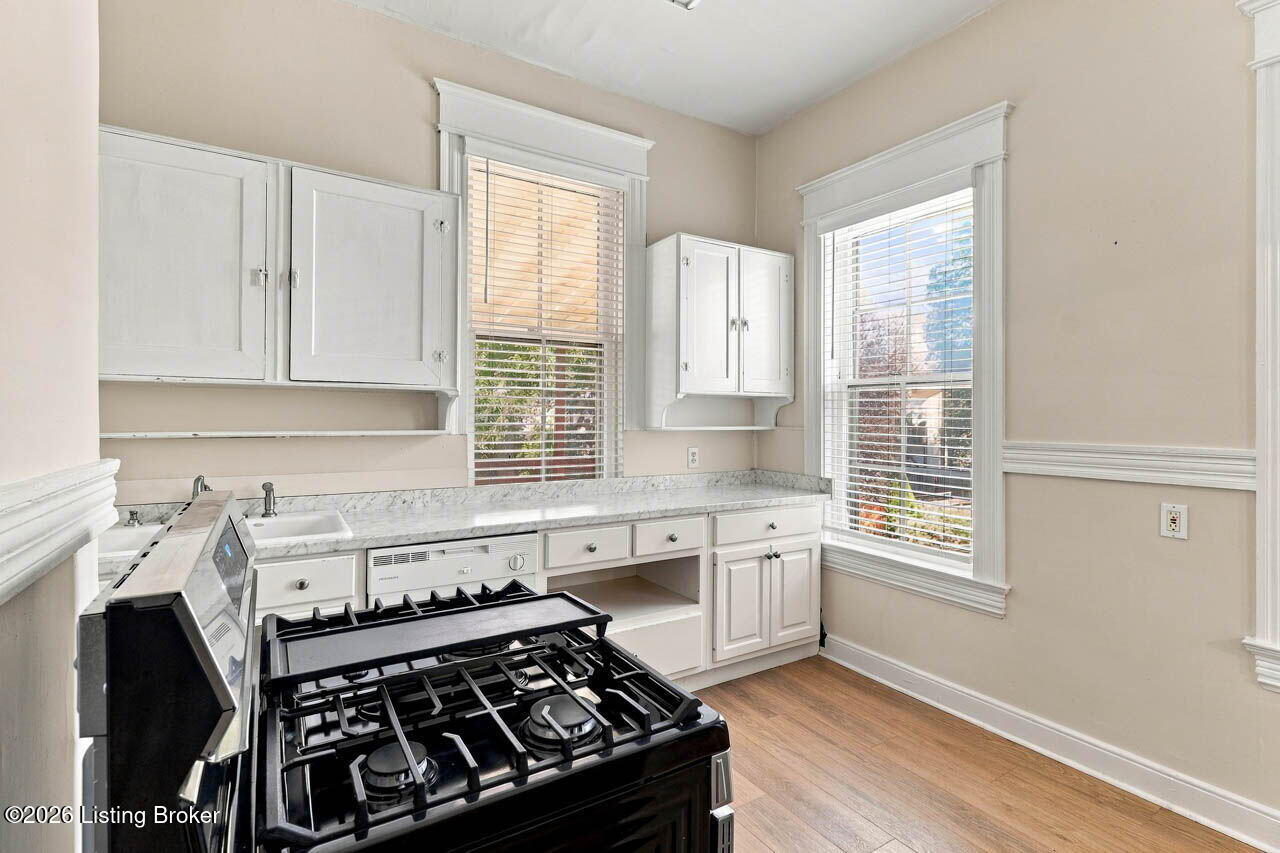 2063 Sherwood Ave Property Photo 23