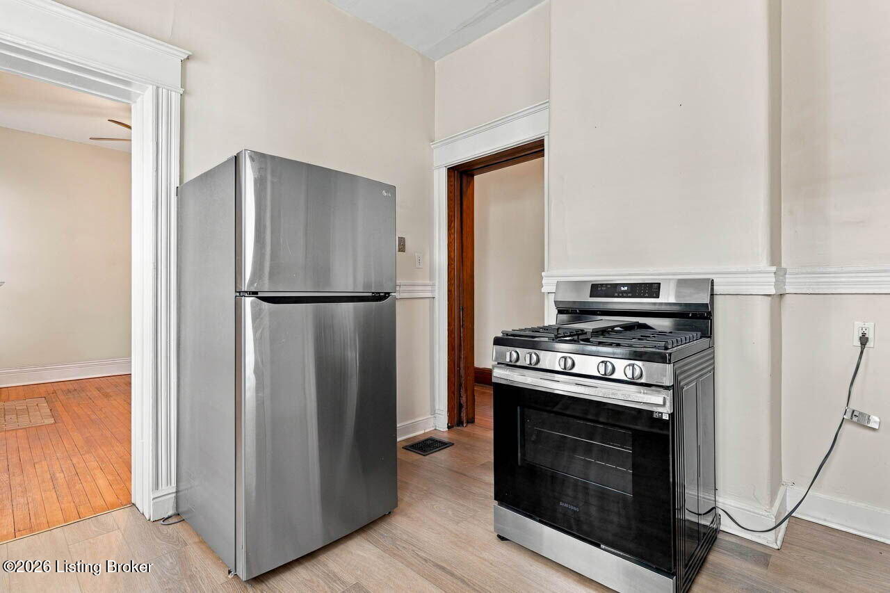 2063 Sherwood Ave Property Photo 25