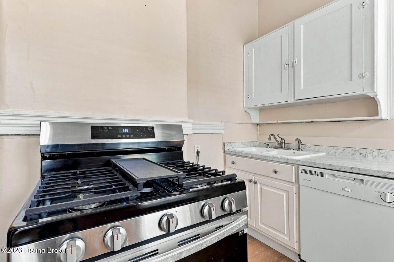 2063 Sherwood Ave Property Photo 26