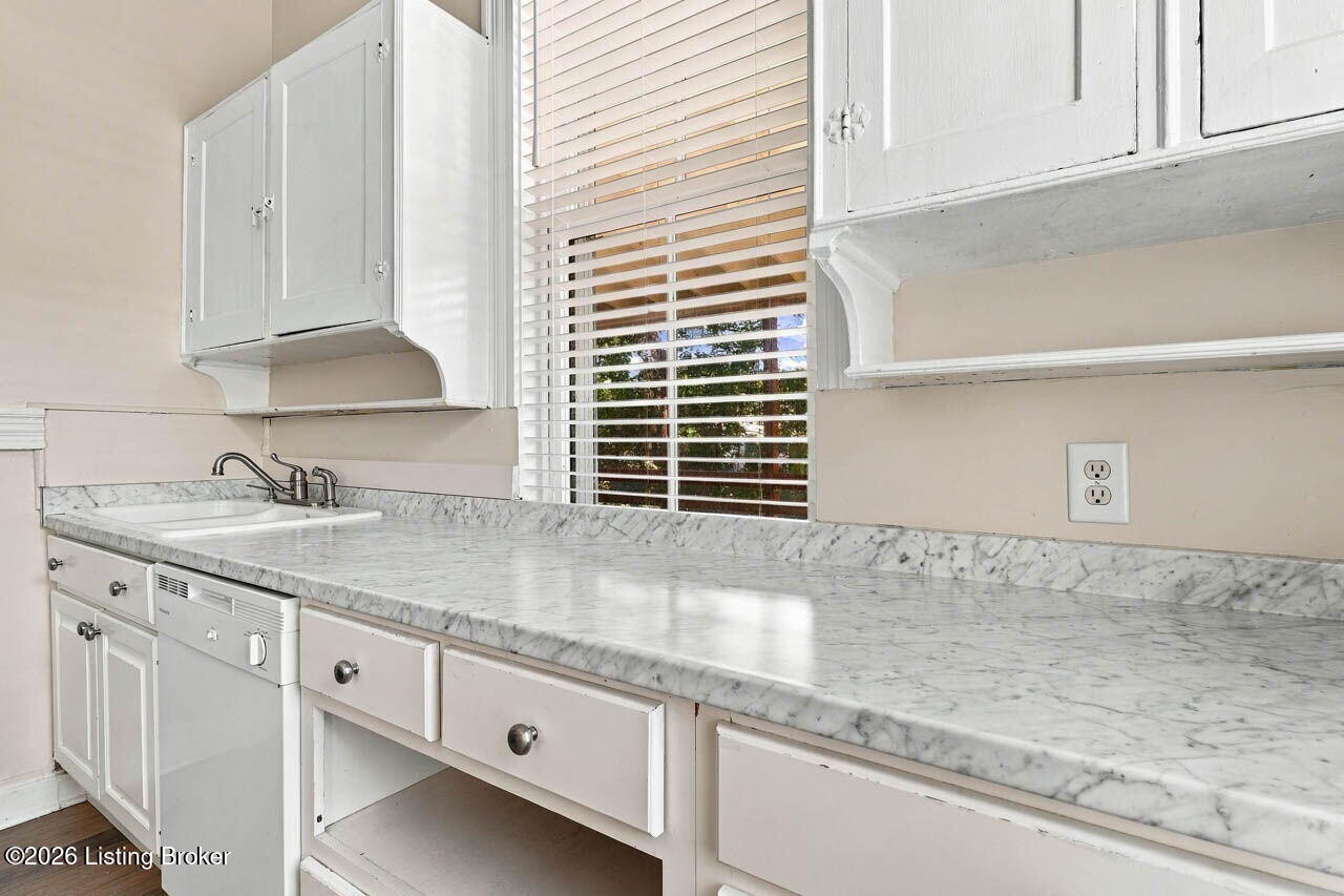 2063 Sherwood Ave Property Photo 27