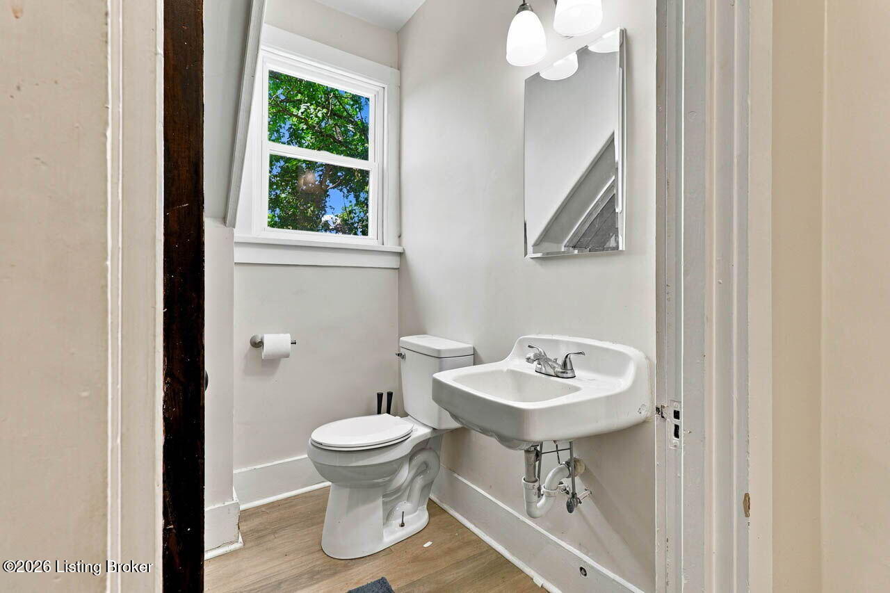 2063 Sherwood Ave Property Photo 39