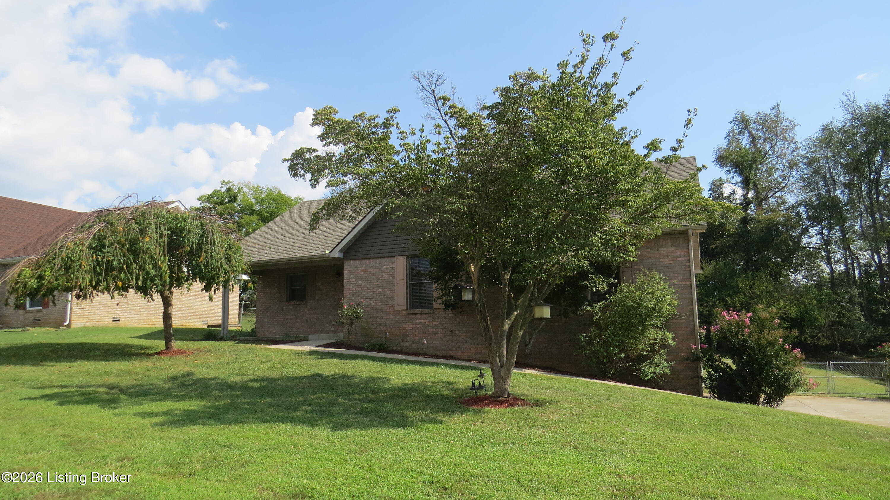 323 Oakview Dr Property Photo 1