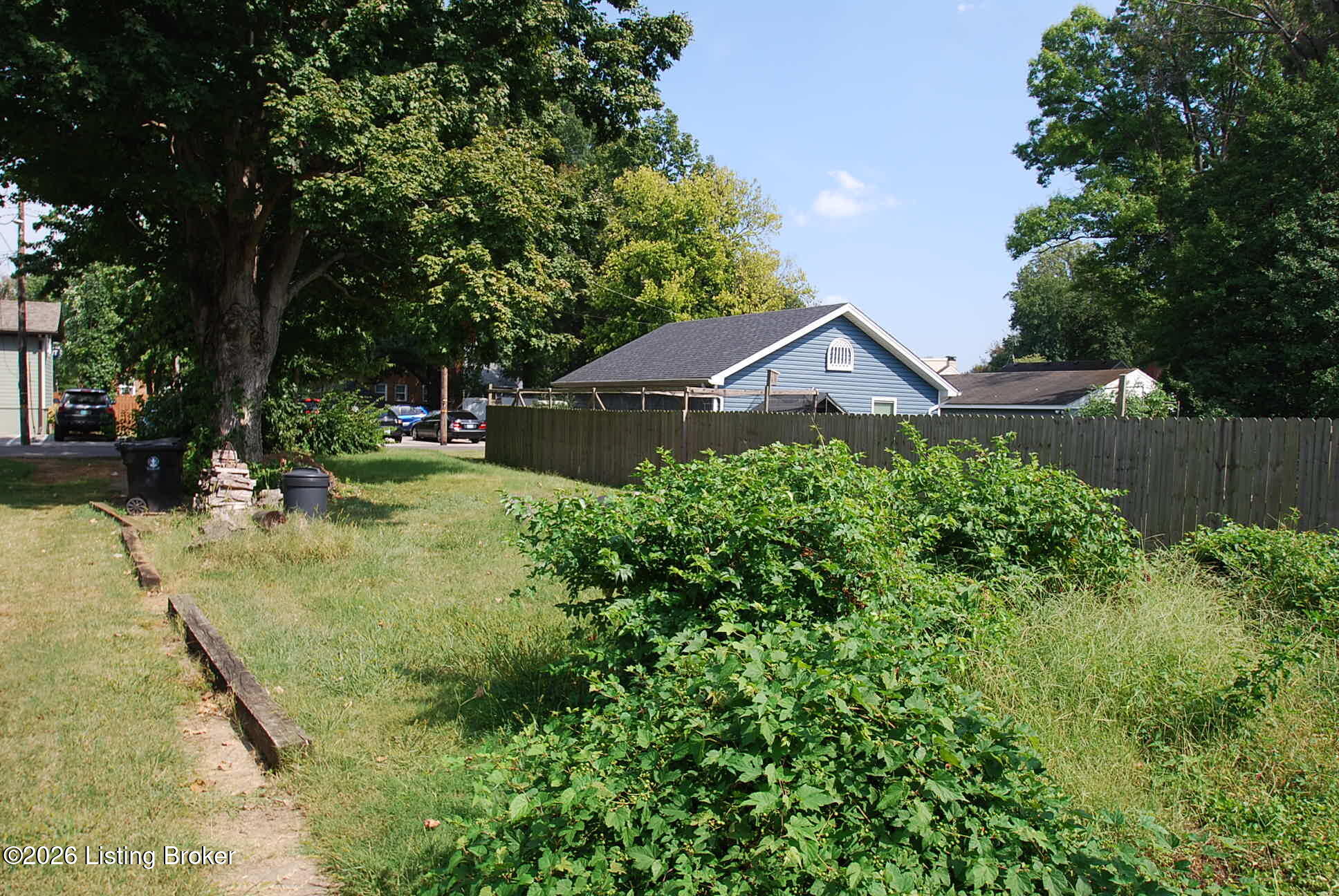 121 Cannons Ln Property Photo 4
