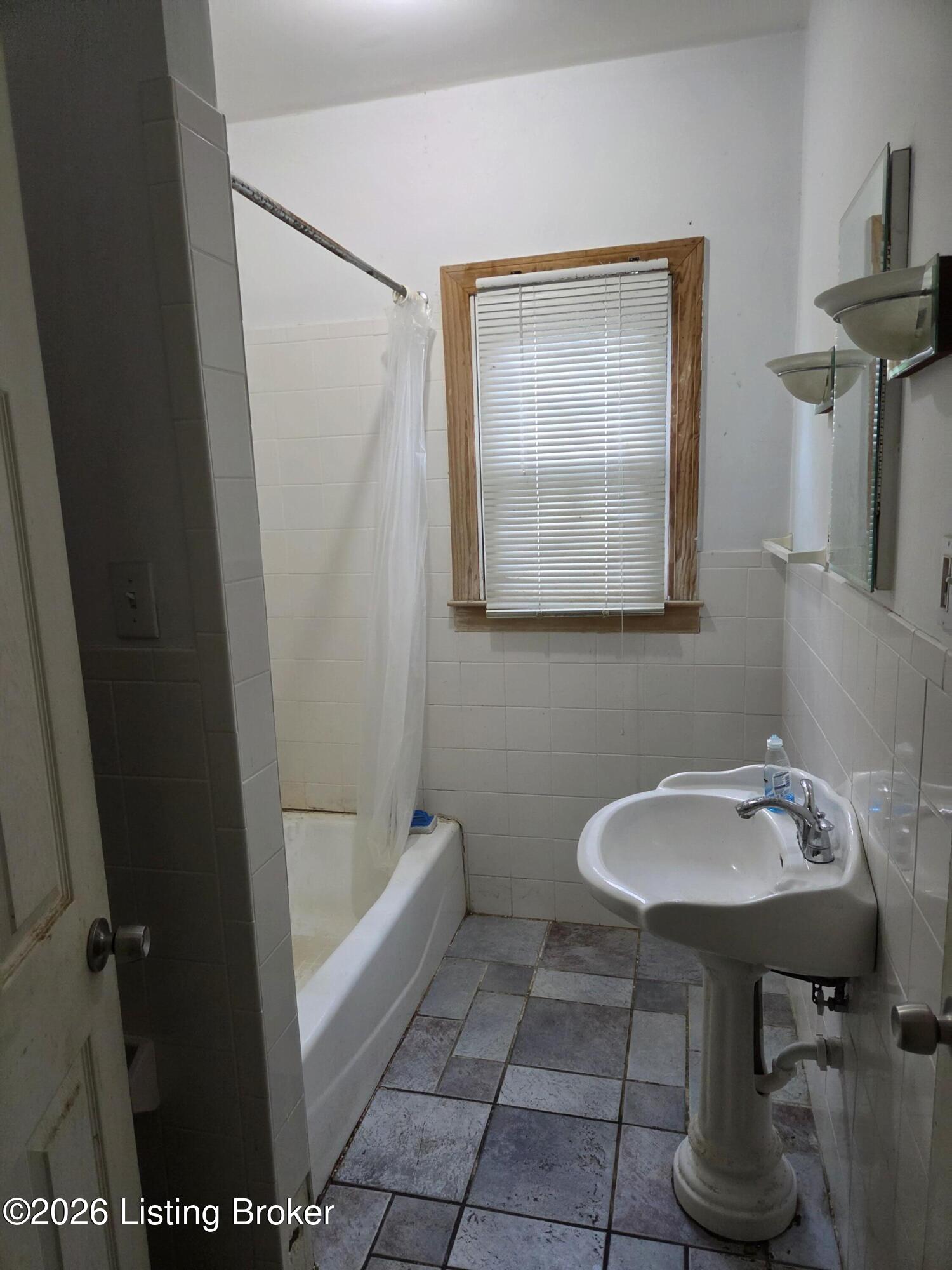 121 Cannons Ln Property Photo 8