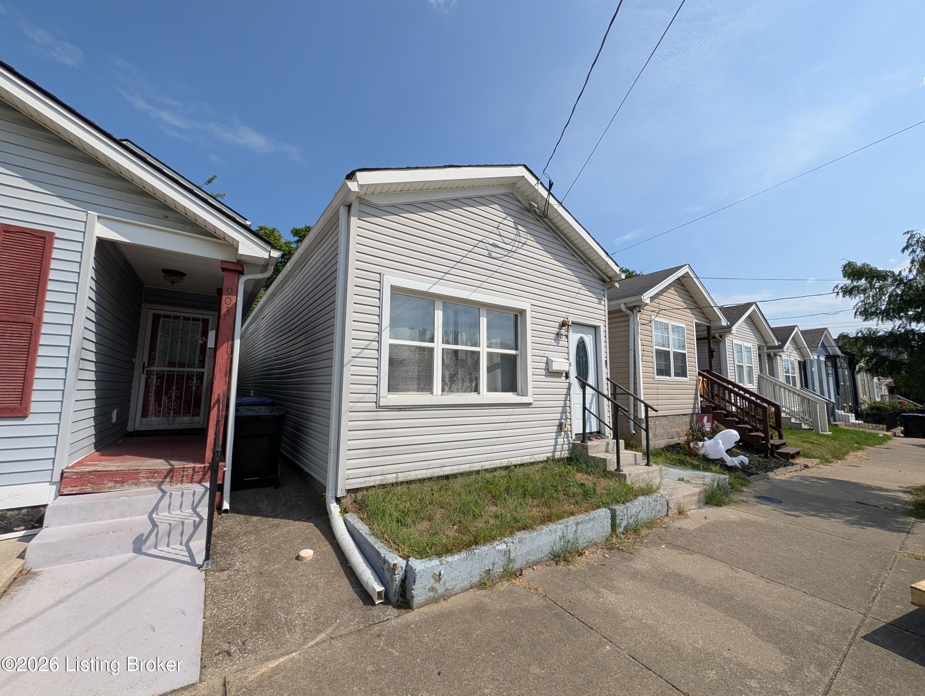 905 E Madison St Property Photo 1