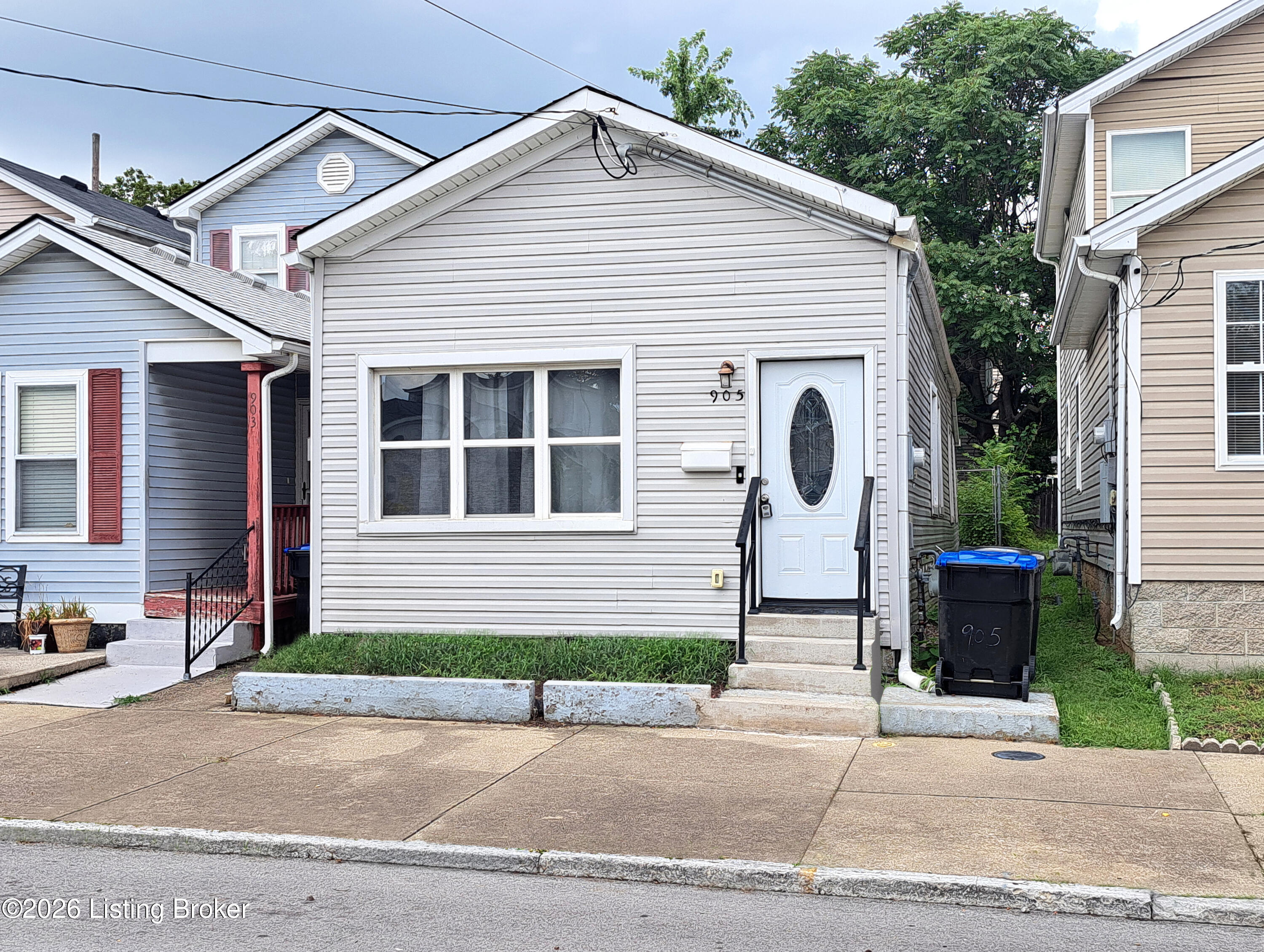 905 E Madison St Property Photo 1