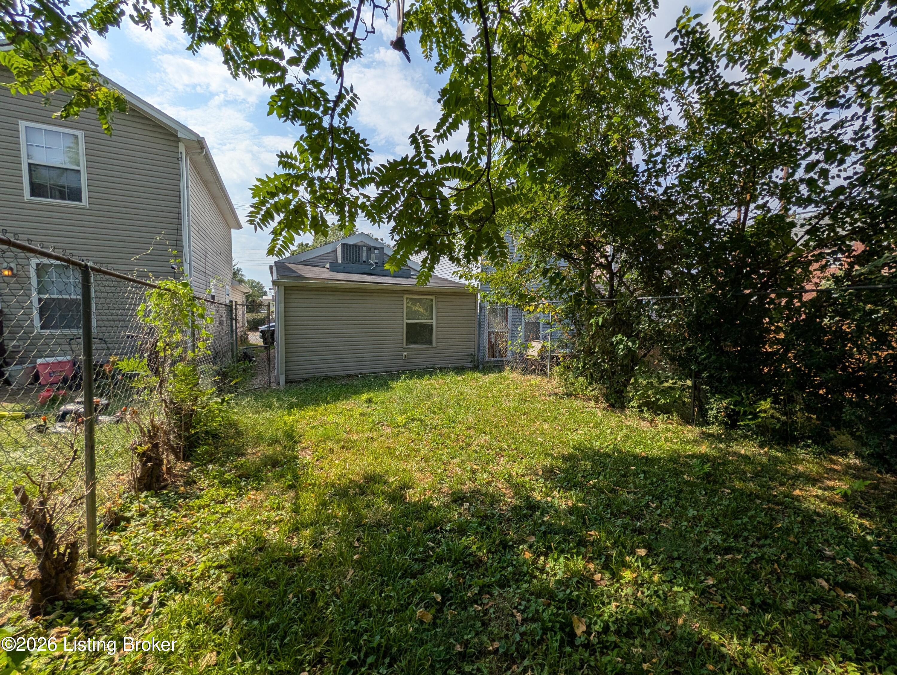 905 E Madison St Property Photo 16