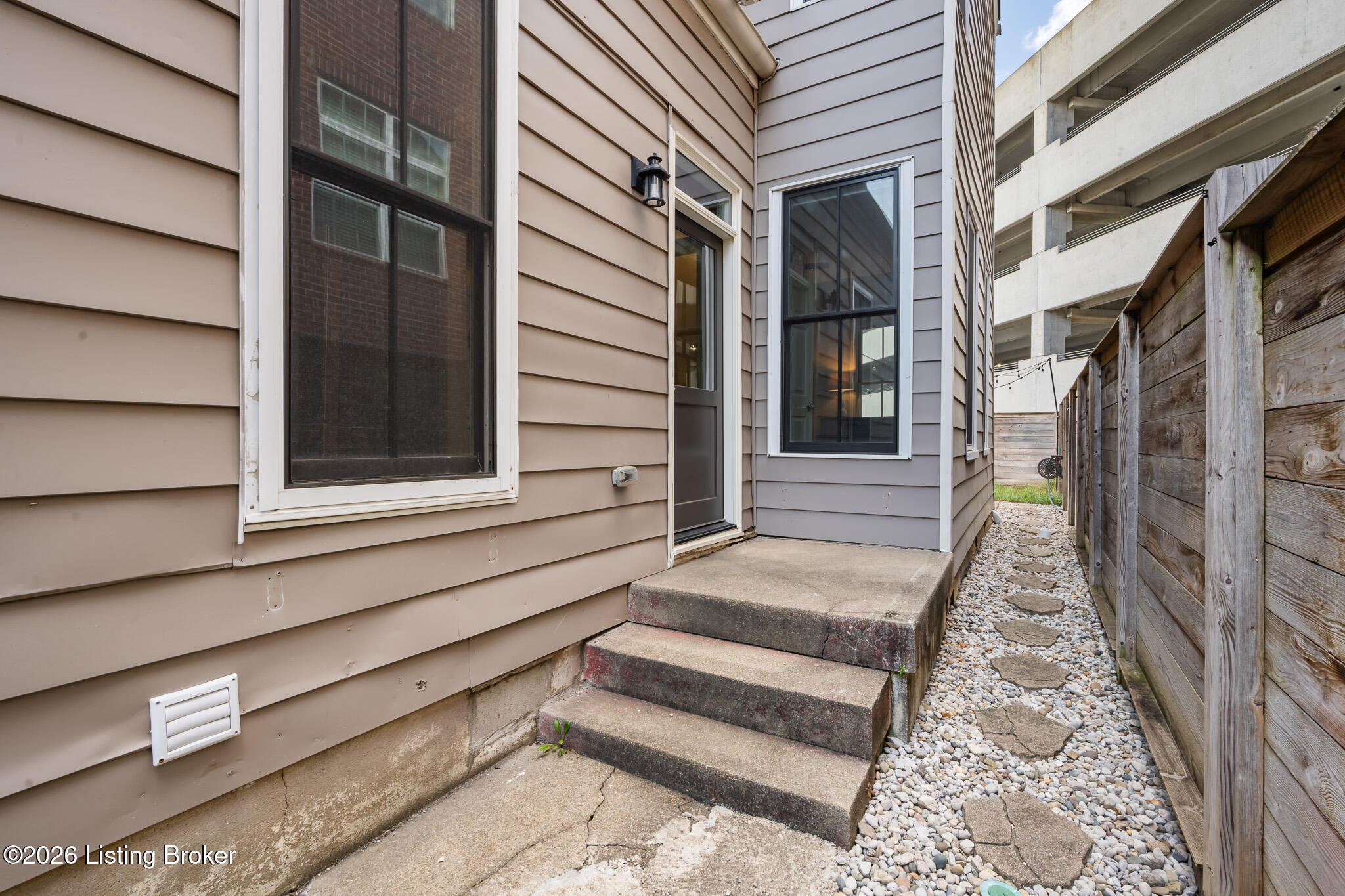 1211 E Broadway Property Photo 4