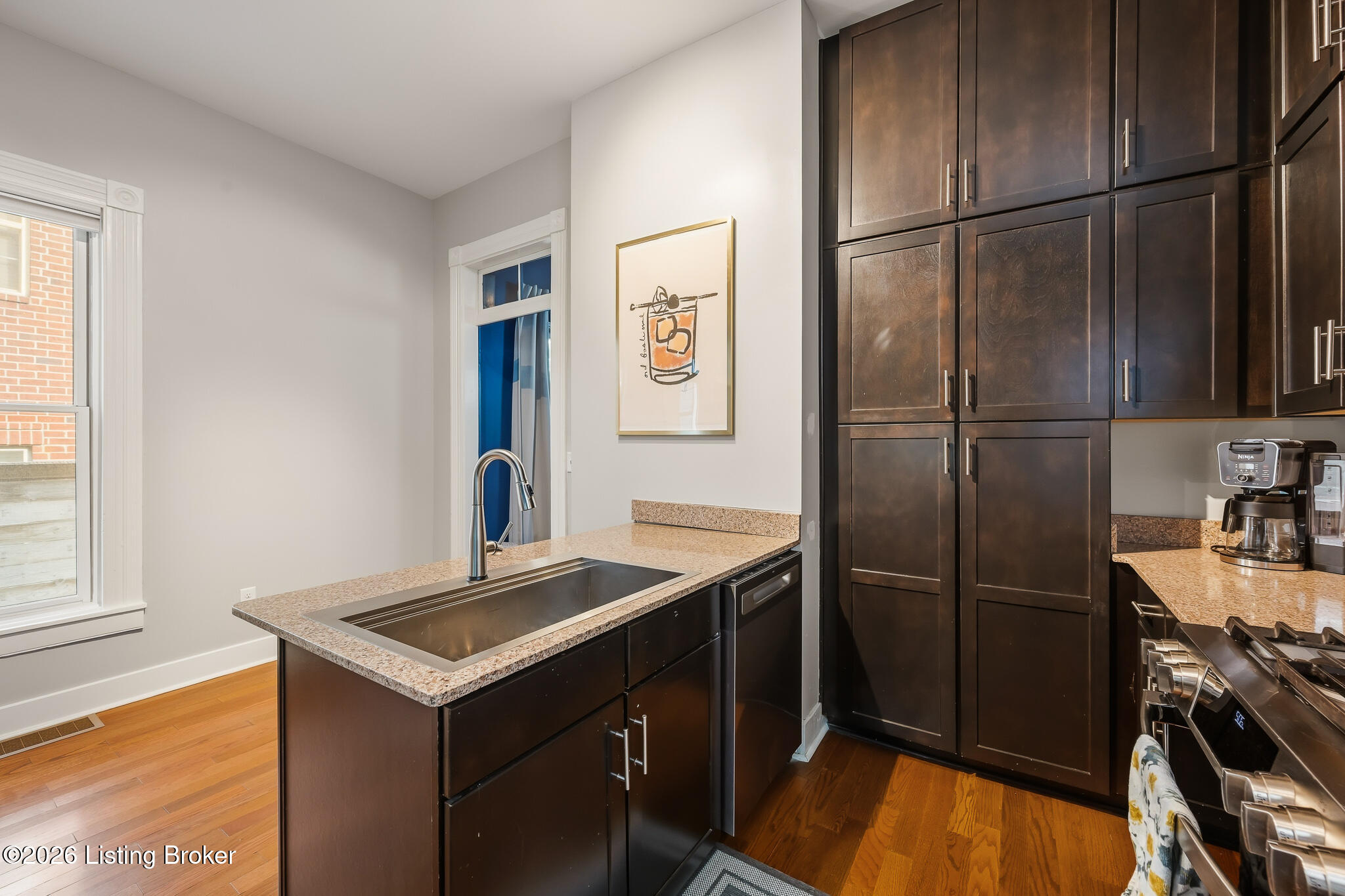 1211 E Broadway Property Photo 23