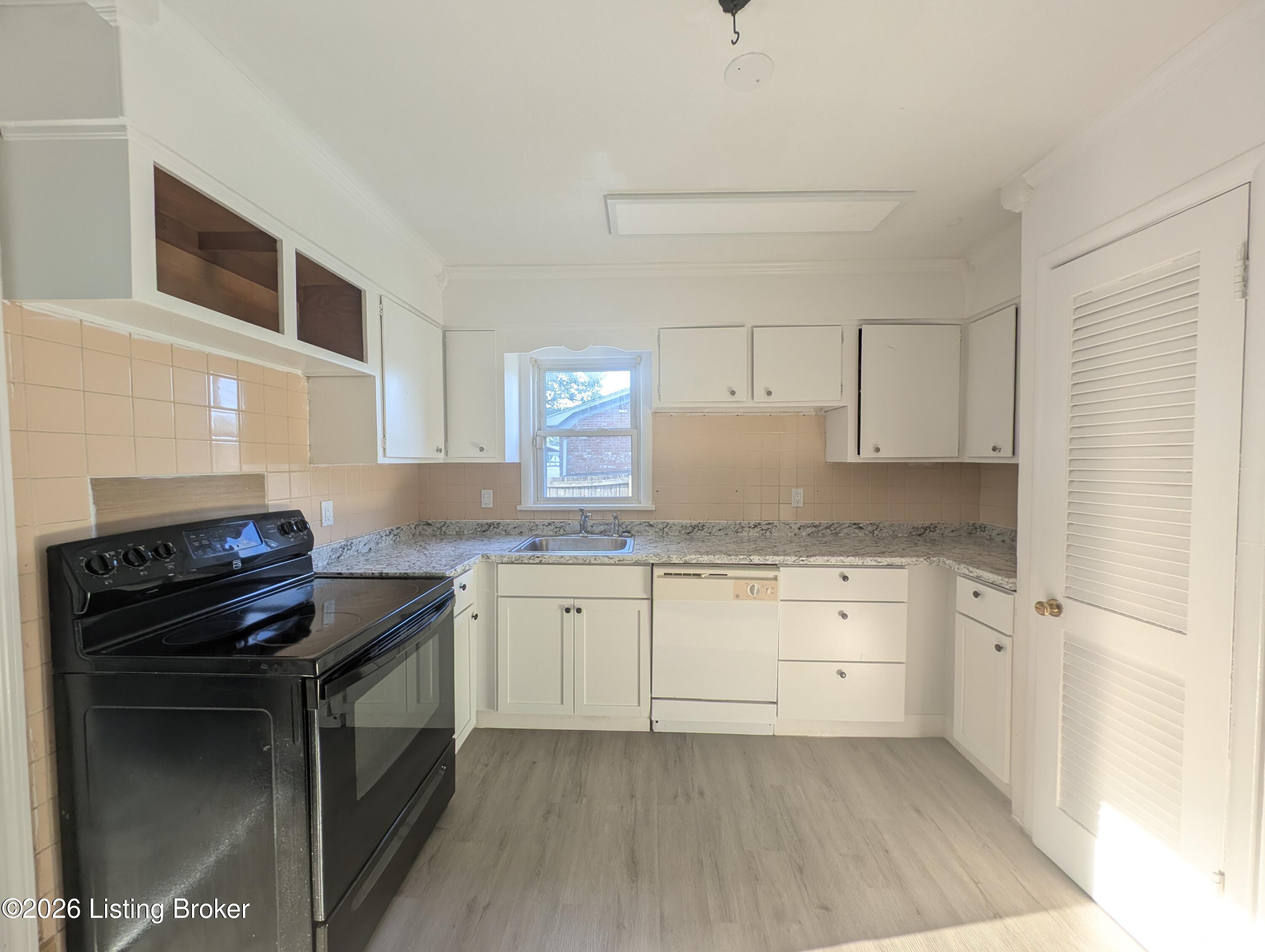 6006 Catheen Way Property Photo 8