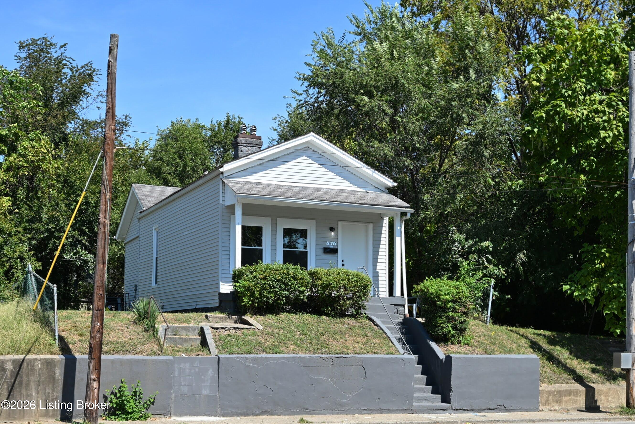 1637 W Oak St Property Photo 1
