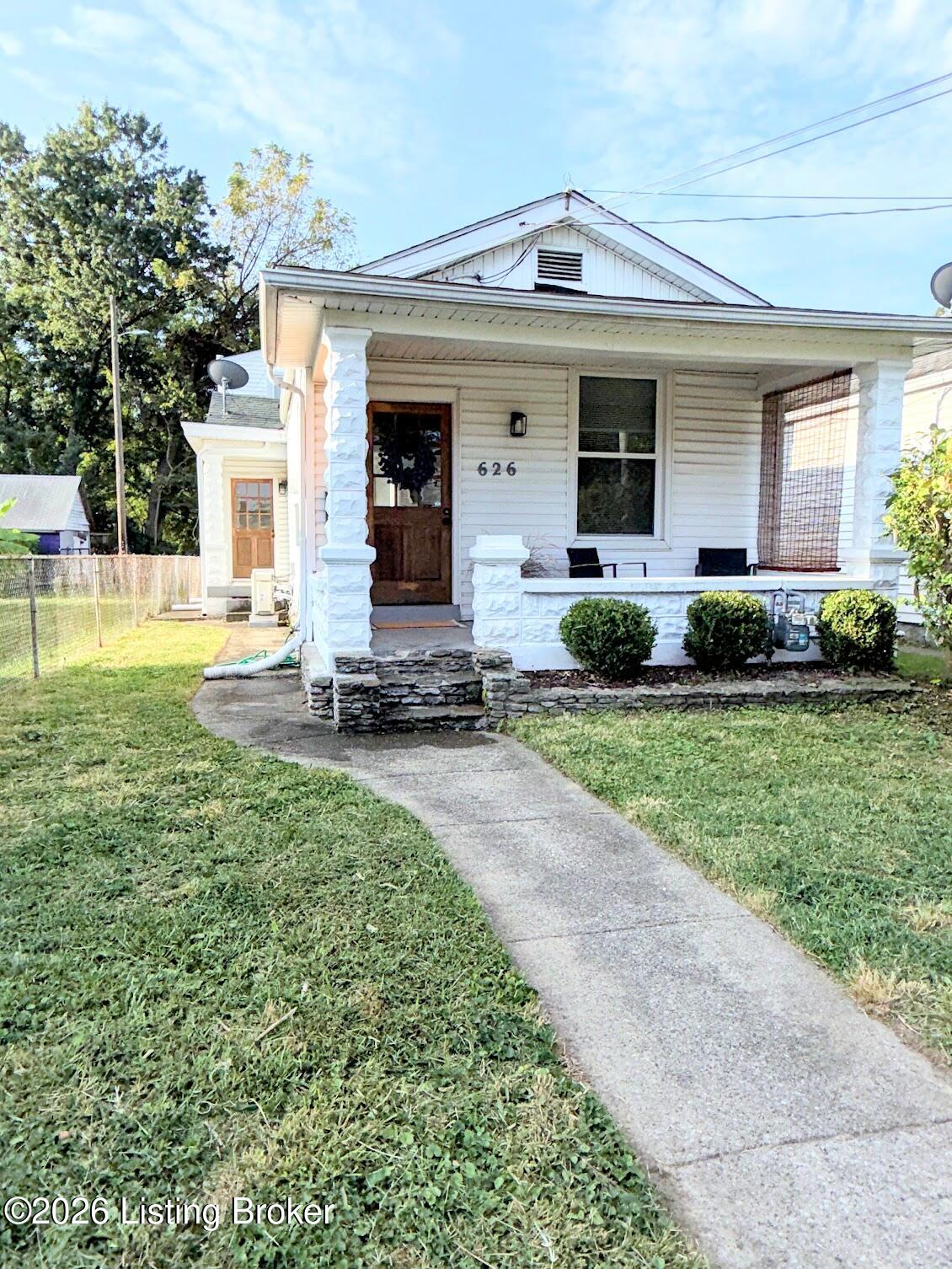626 E Hill St Property Photo 1