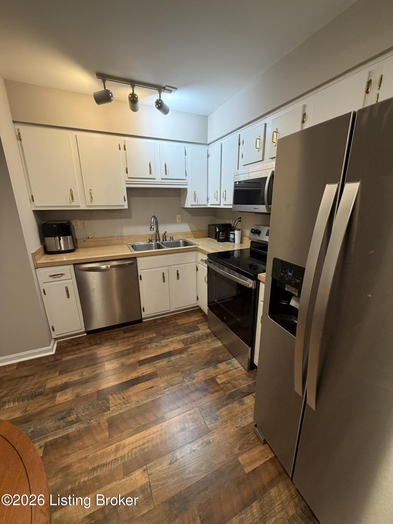 208 Flanders Ct Apt 3 Property Photo 4