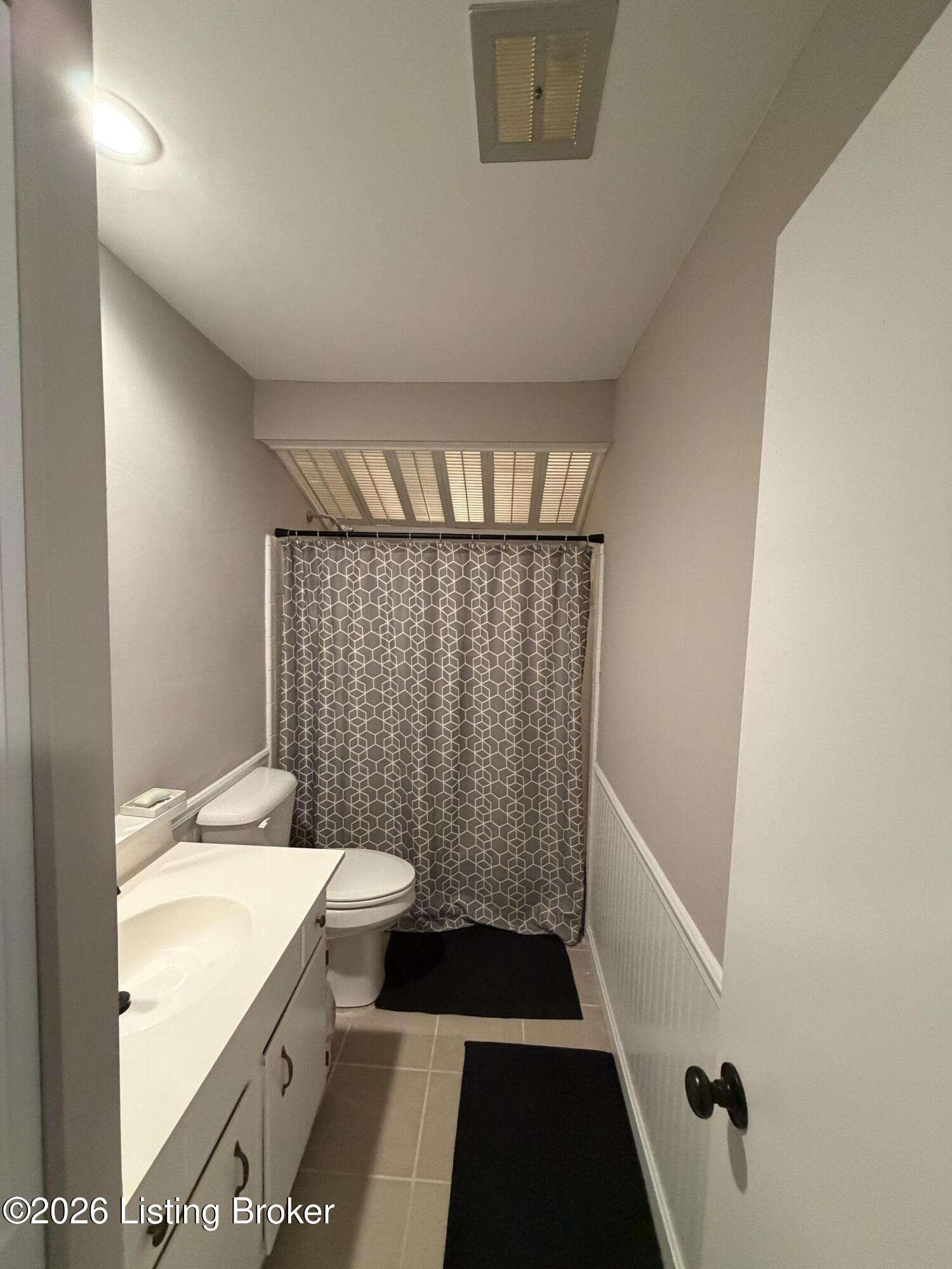 208 Flanders Ct Apt 3 Property Photo 6