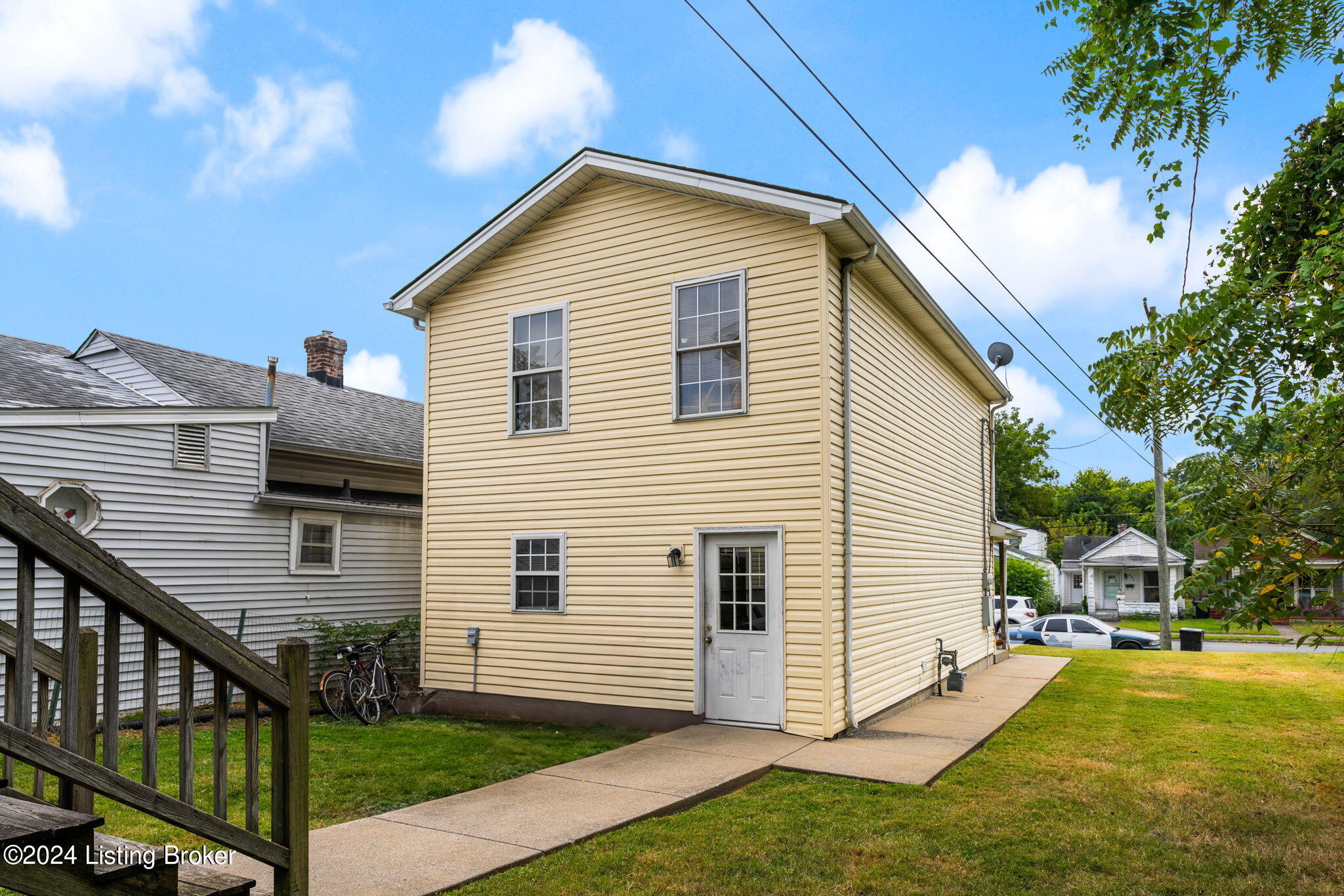 625 E Hill St Property Photo 3