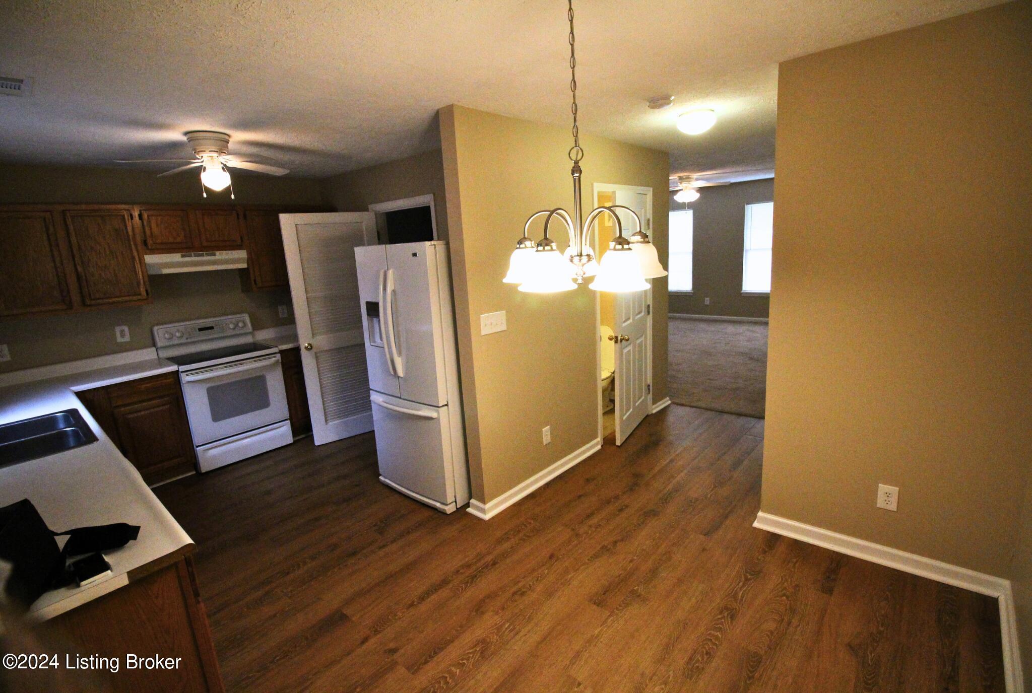 625 E Hill St Property Photo 4