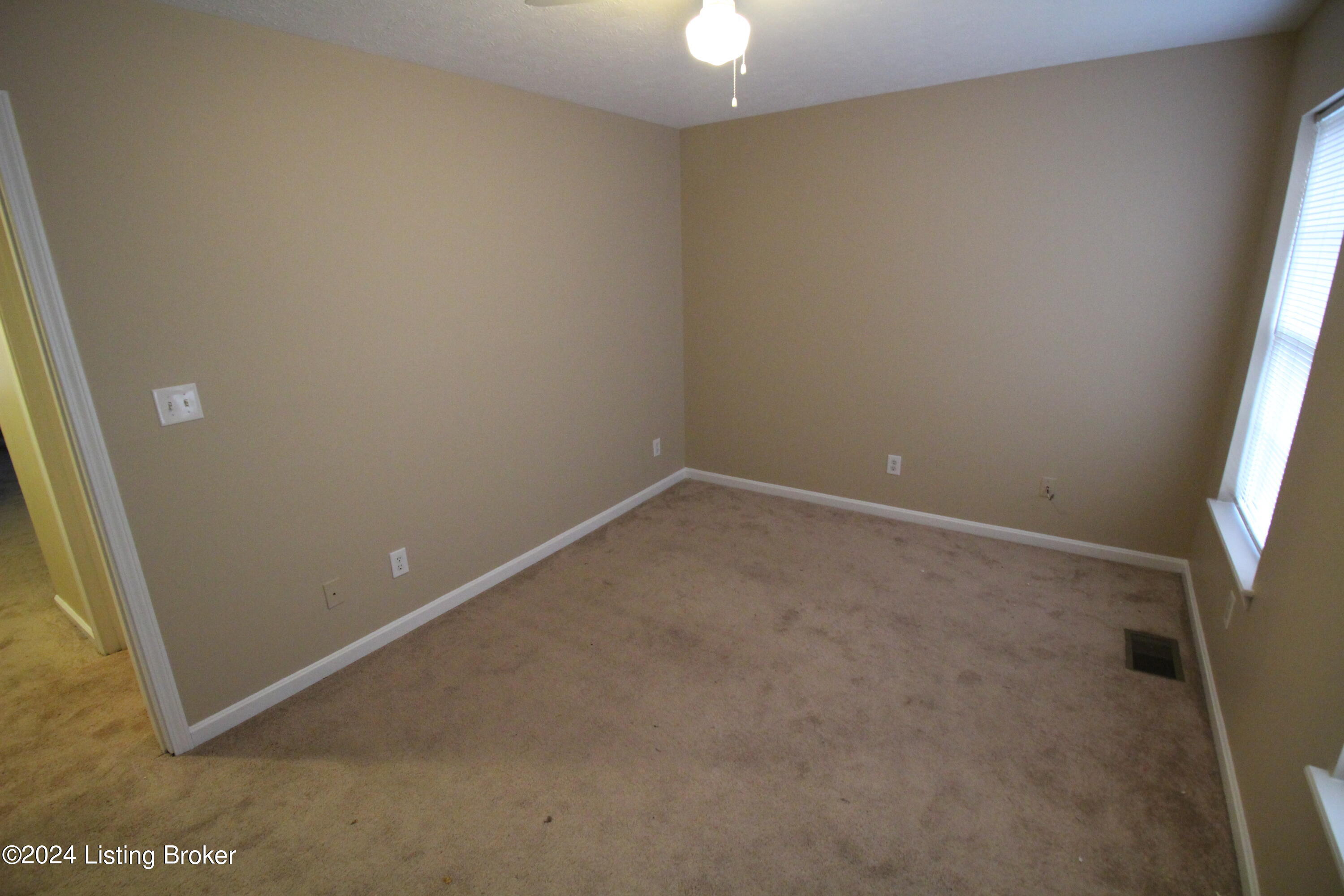 625 E Hill St Property Photo 5