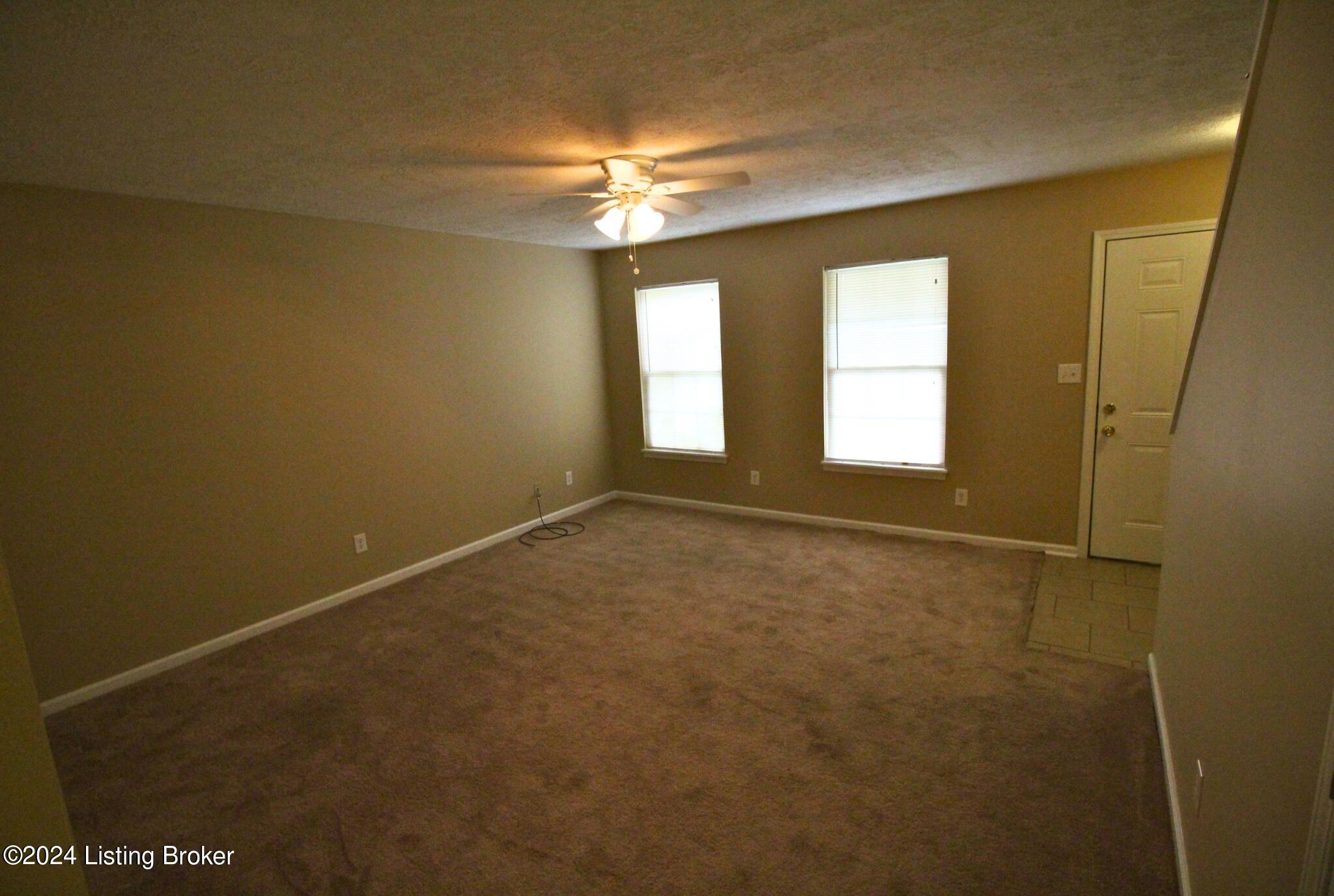 625 E Hill St Property Photo 6