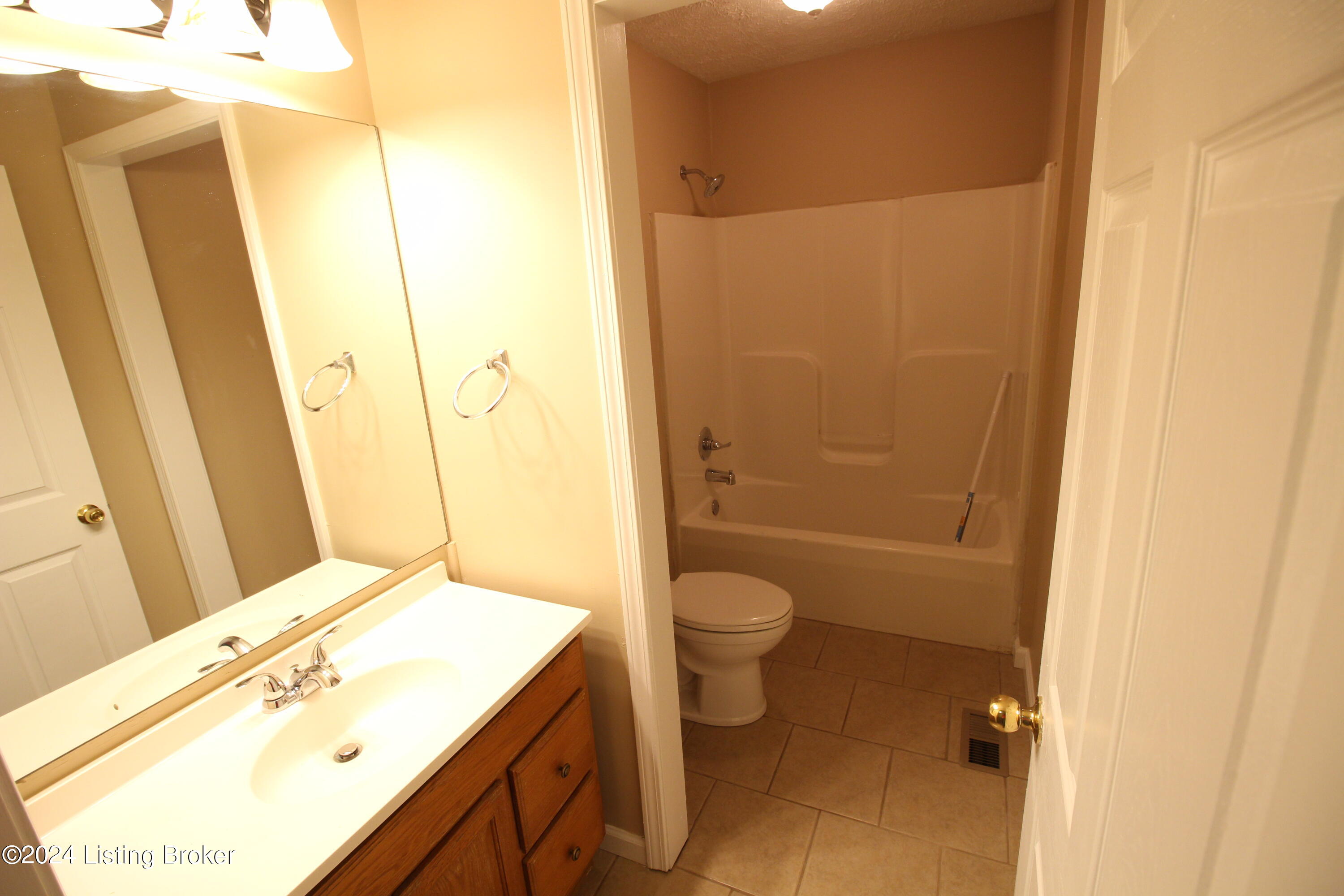 625 E Hill St Property Photo 7