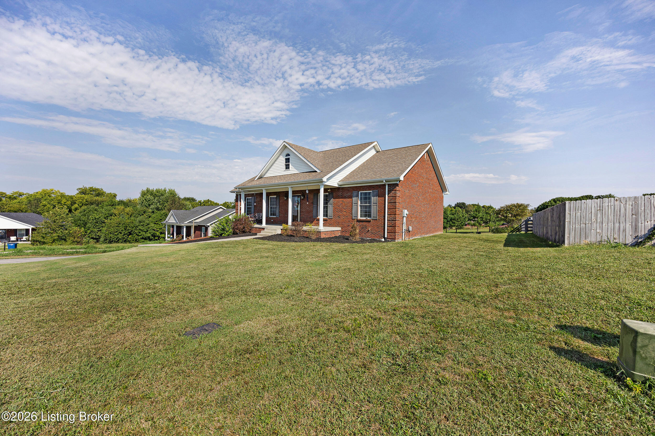 102 Comanche Ct Property Photo 2