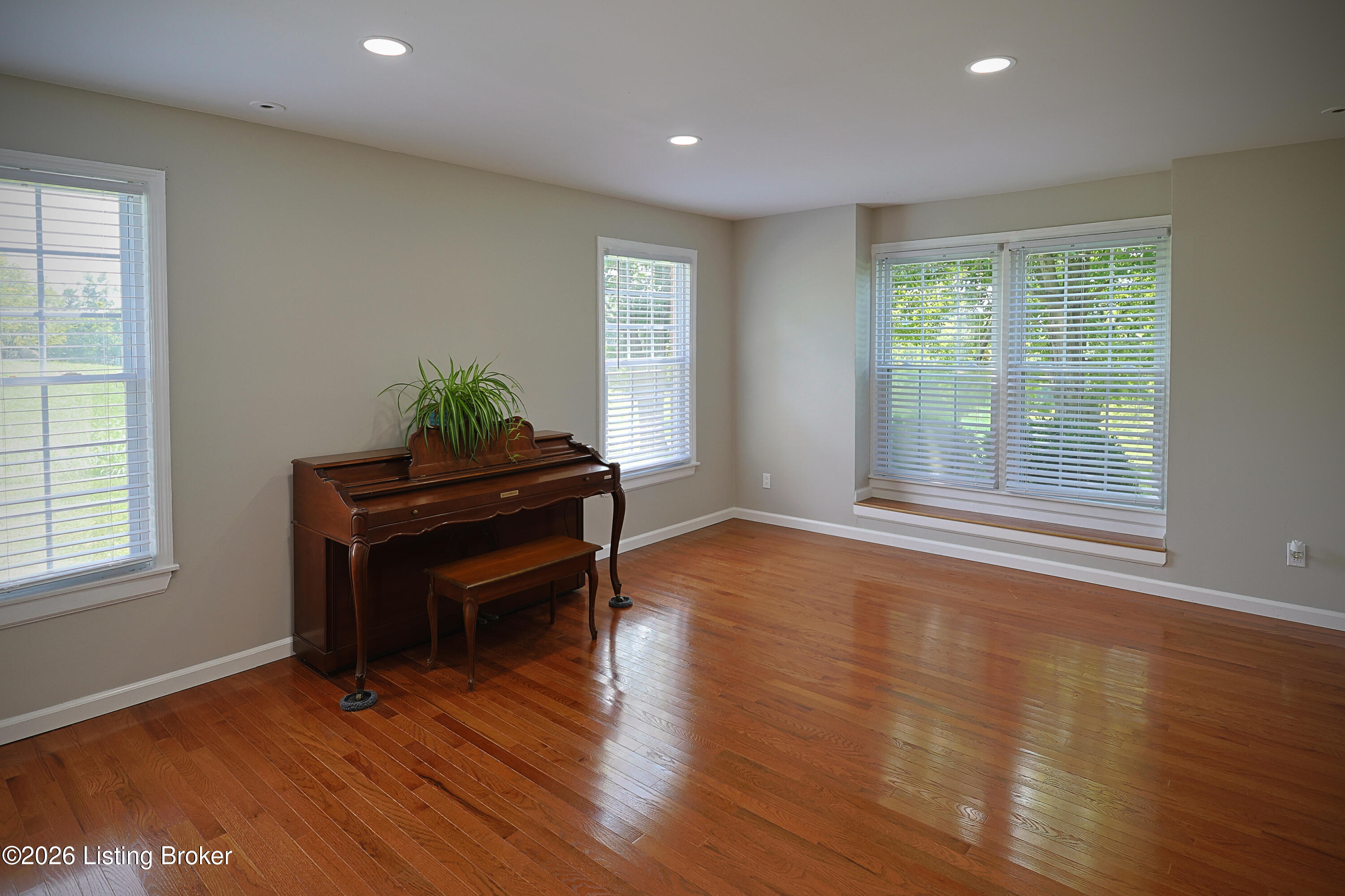 225 Donna Ave Property Photo 8