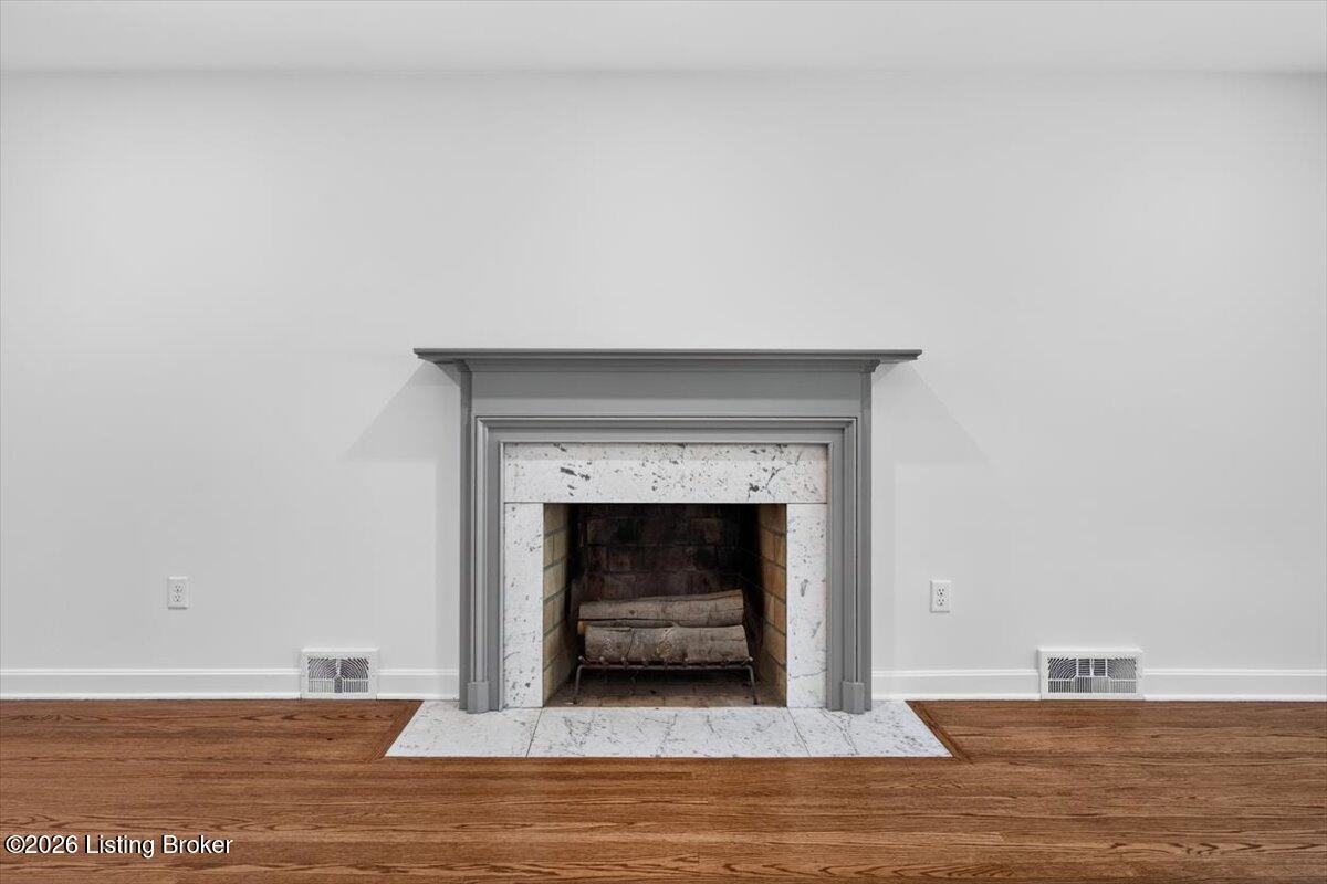 2701 Lamont Rd Property Photo 8