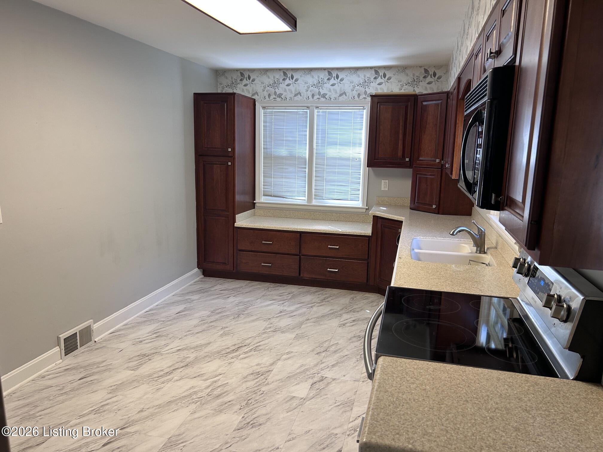 11801 Wetherby Ave Property Photo 6