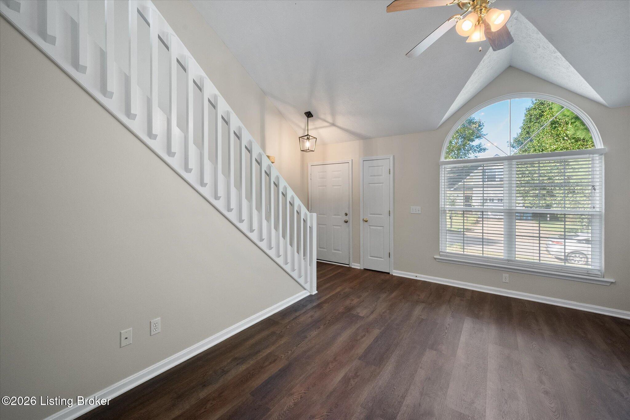 3925 Pinoak View Ct Property Photo 2