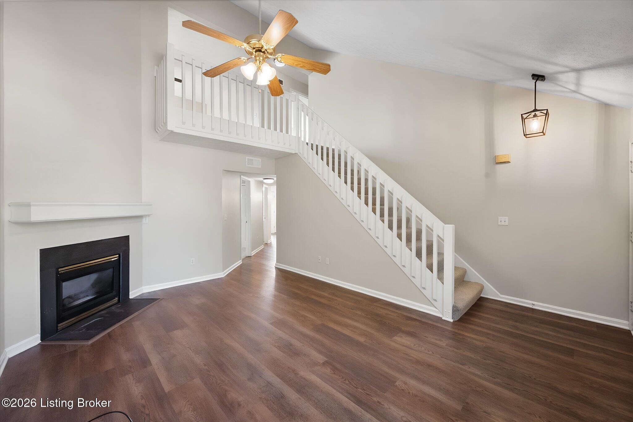 3925 Pinoak View Ct Property Photo 3