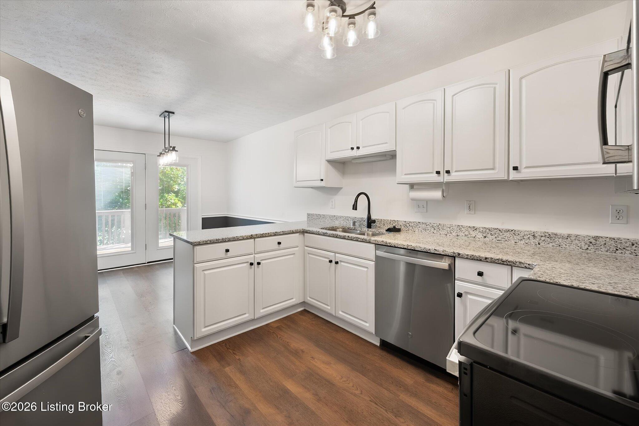 3925 Pinoak View Ct Property Photo 7