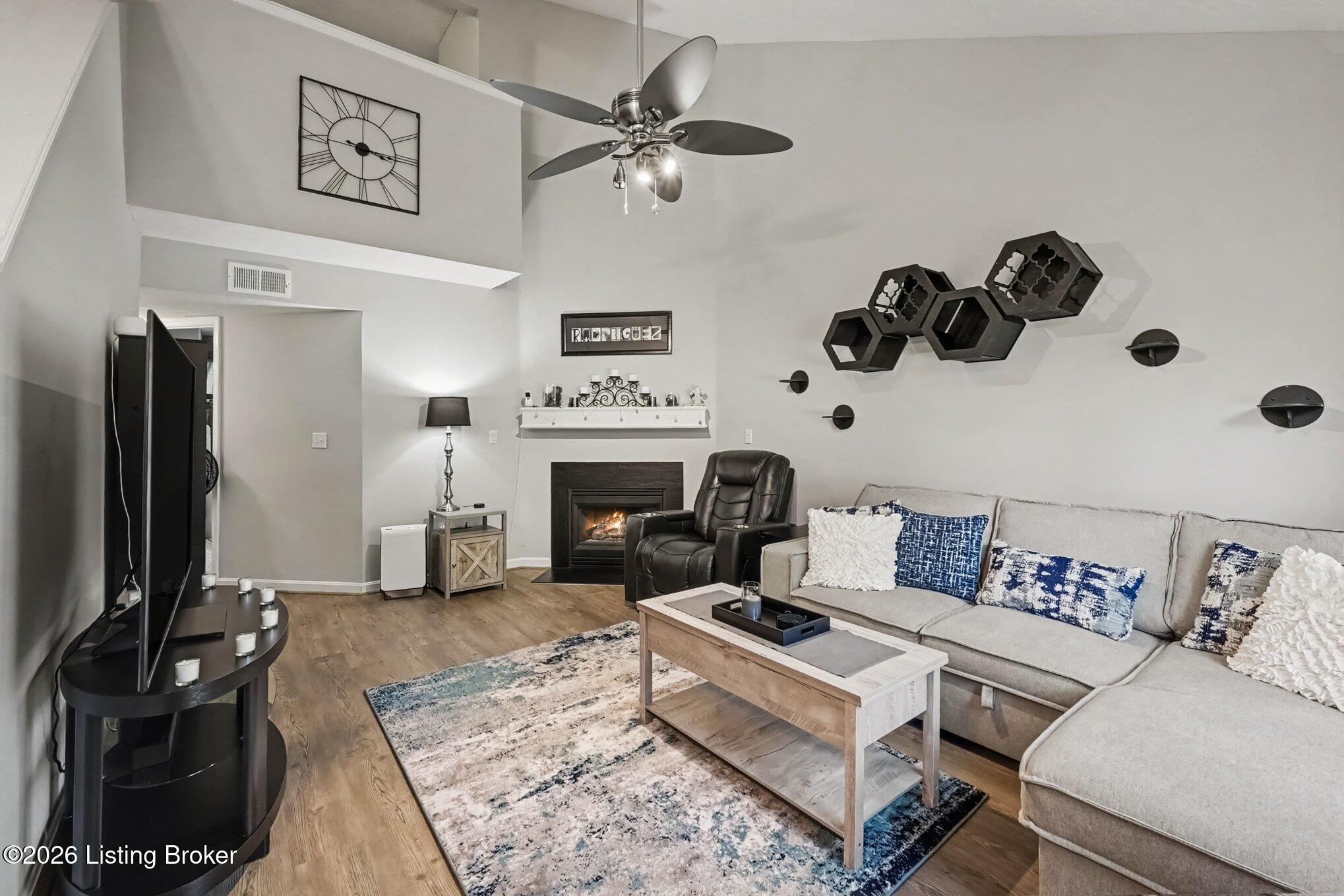 10400 Pinoak View Dr Property Photo 6